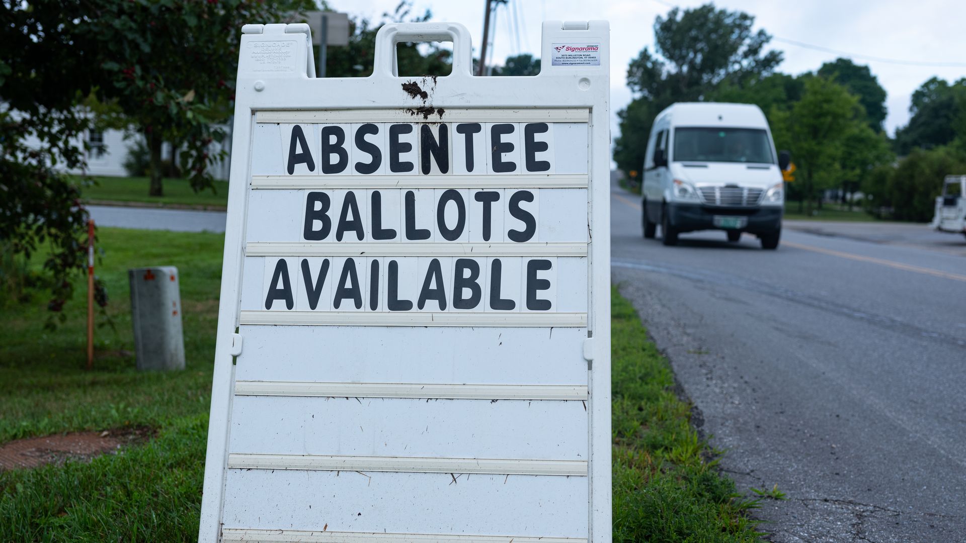 sign that says absentee ballots available