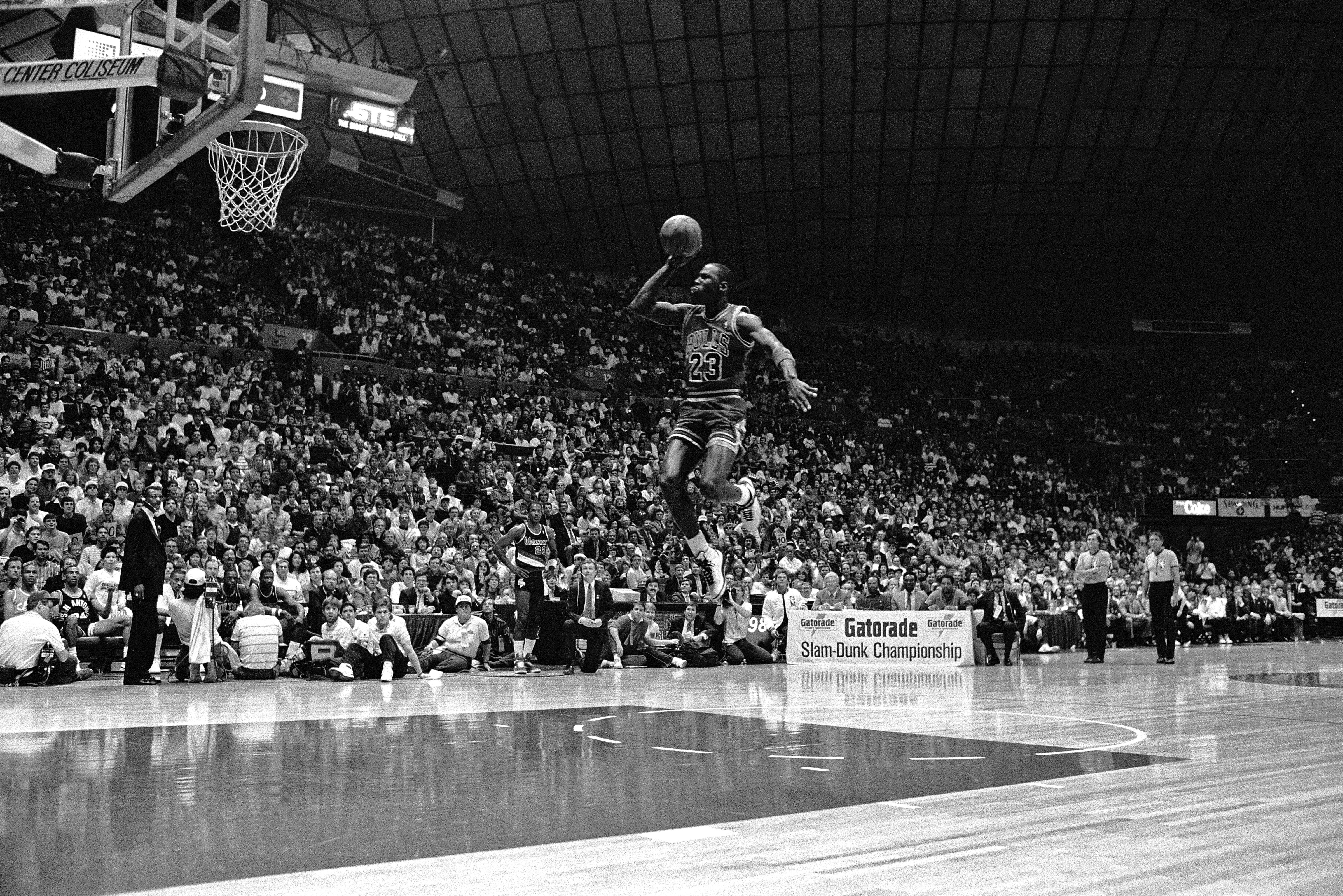 Michael Jordan Wins His First Dunk Contest 