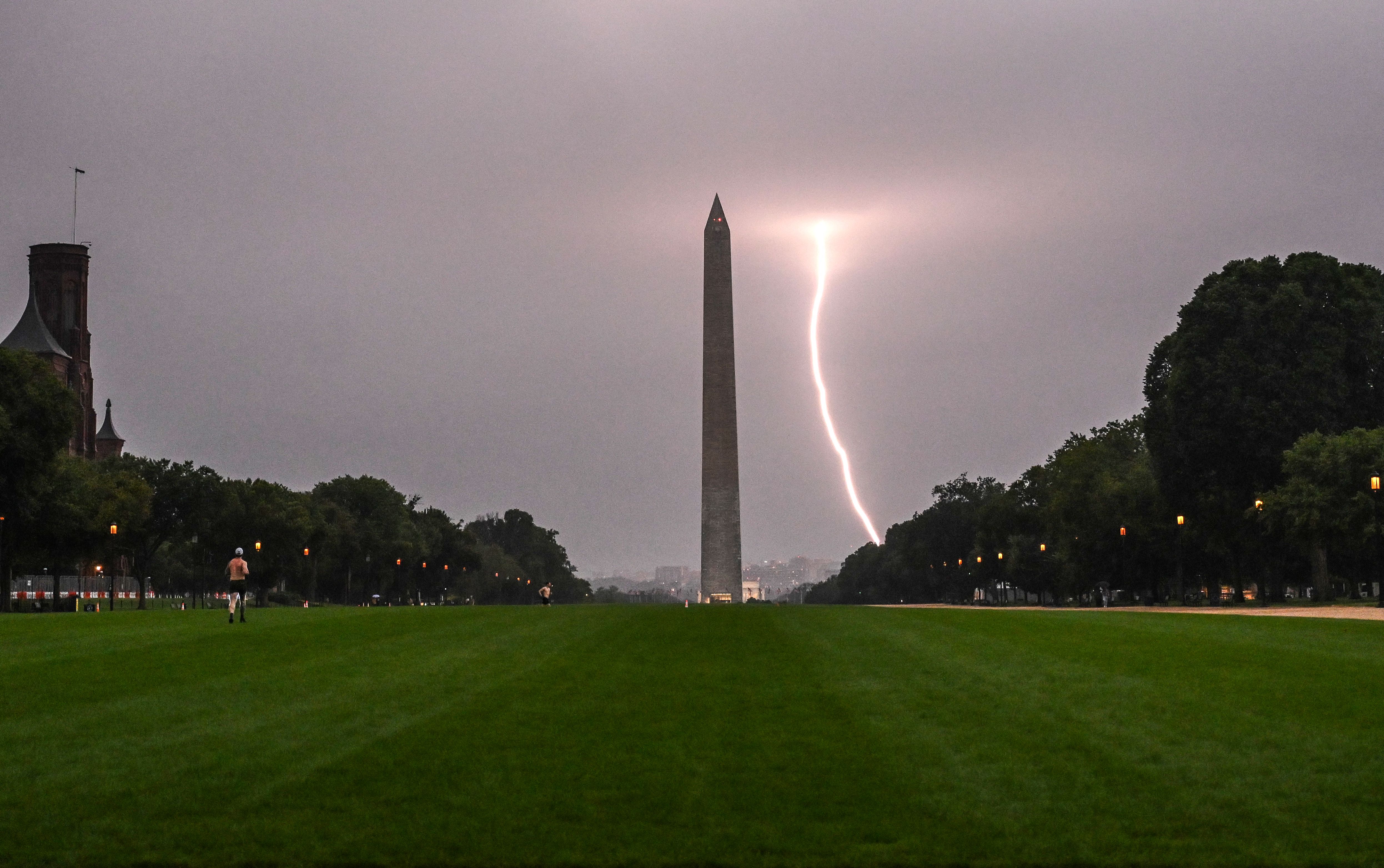 Cloud-to-ground lightning bolt next to Washington Monument 