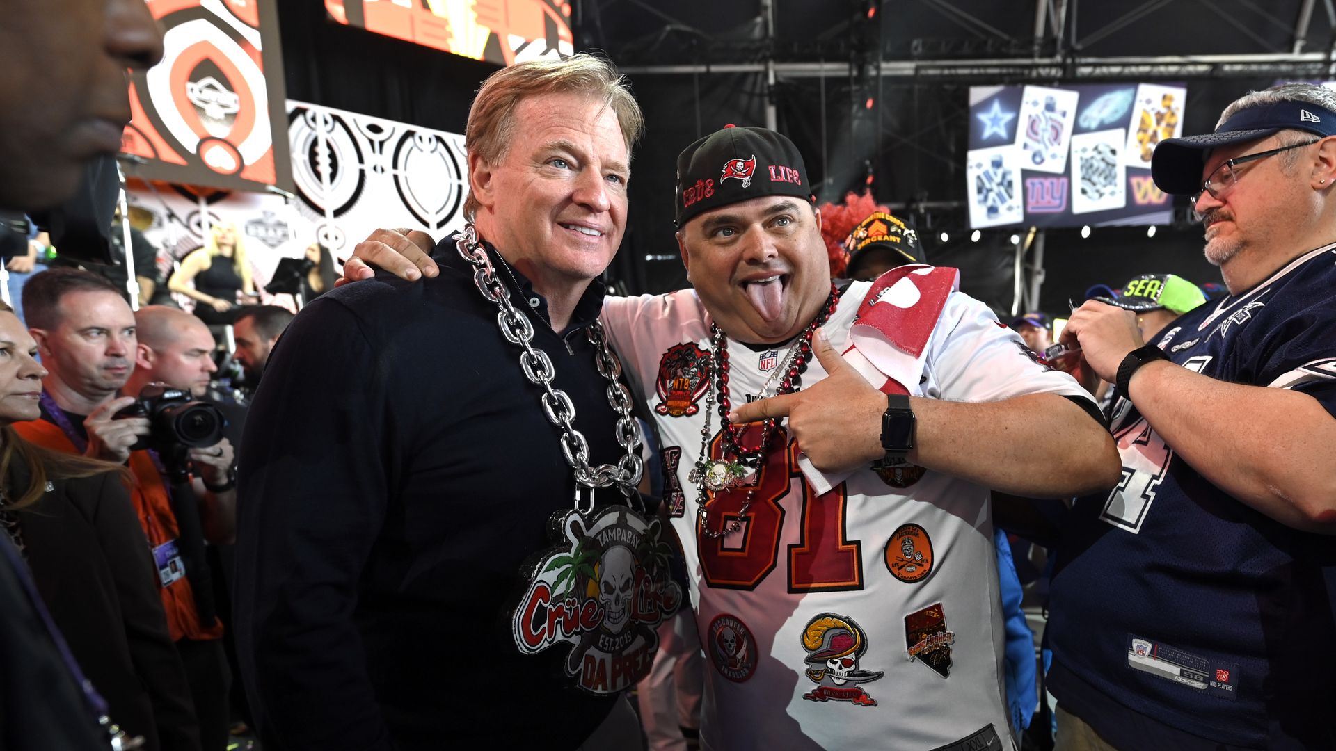 Roger Goodell poses with Bucs fan Rob Thompson