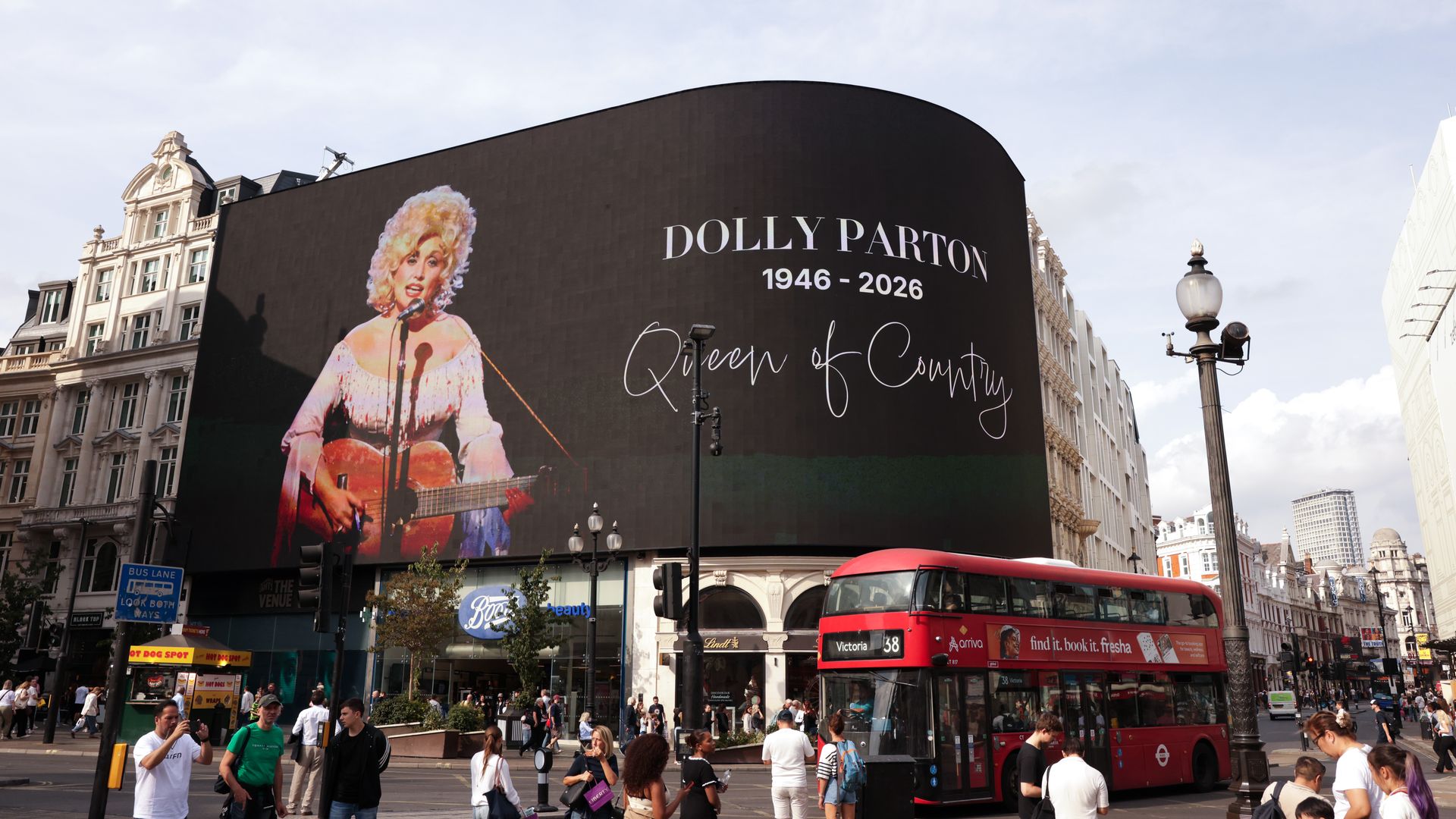 Piccadilly Lights are paused for a full screen domination showing a 10-minute tribute to Dolly Parton on August 26, 2026 in London, England. Country music star Dolly Parton died at the age of 80 on August 25, 2026 in Nashville, Tennessee.