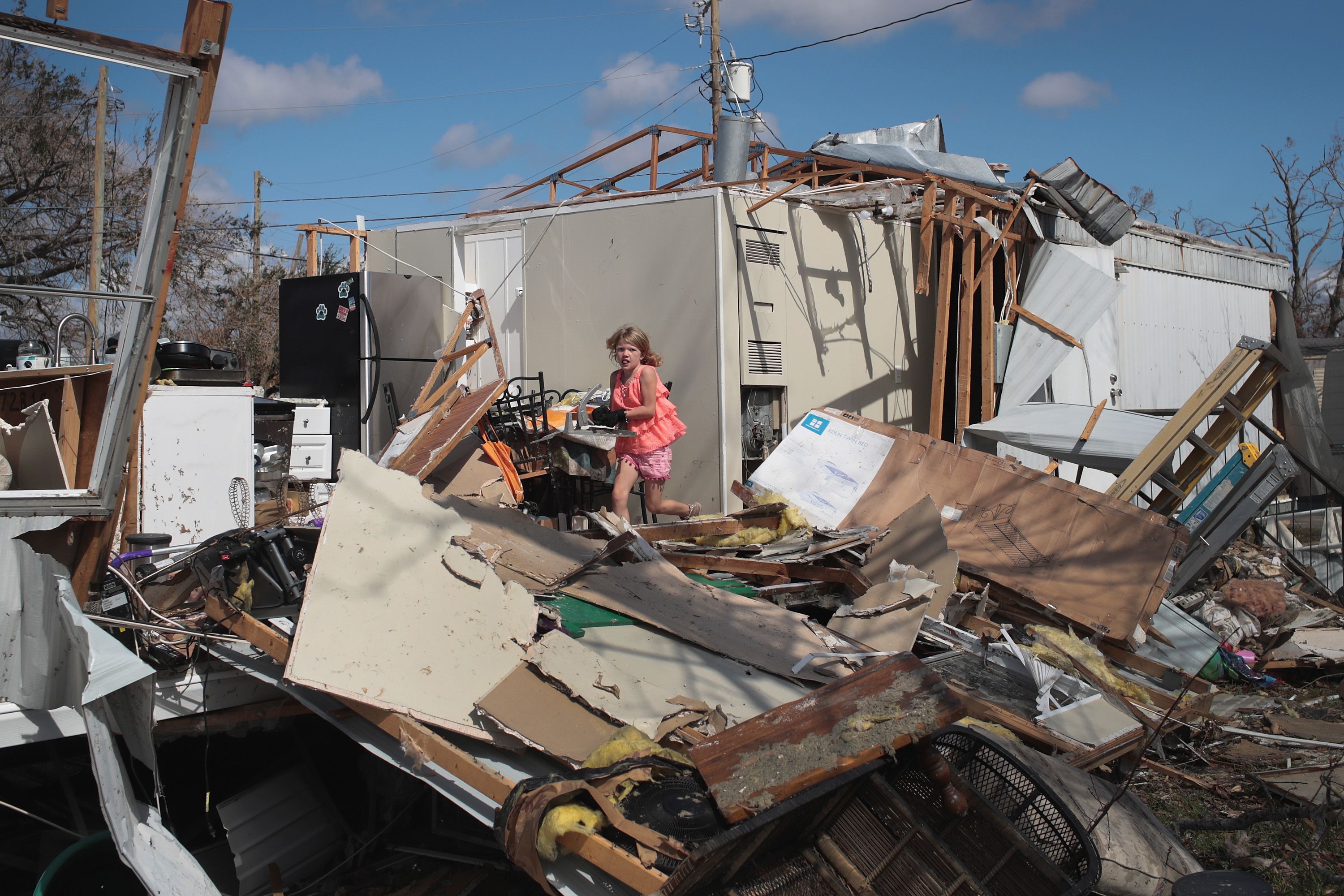 Jazzmyne Brock, neuf ans, aide sa mère et sa grand-mère à récupérer des objets dans la caravane d'un ami après qu'elle a été détruite par l'ouragan Michael.