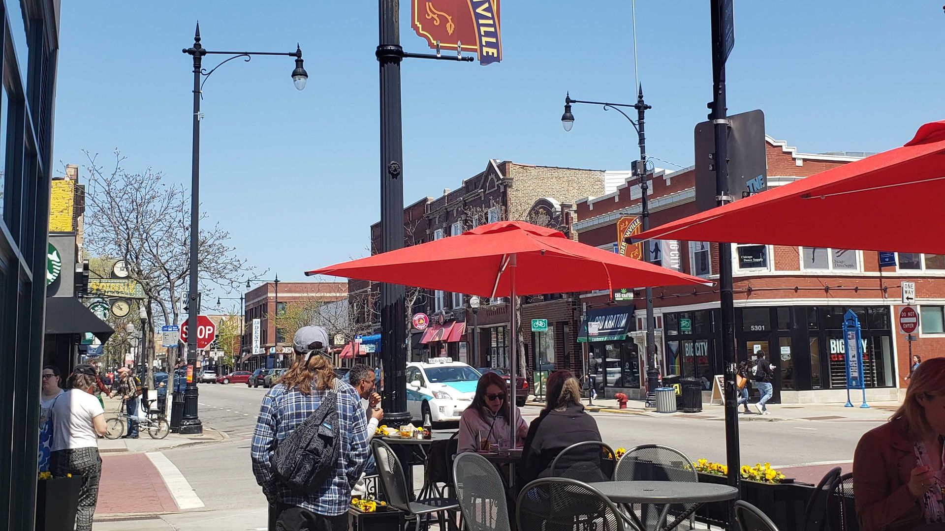 Patrons eat outside in Andersonville.