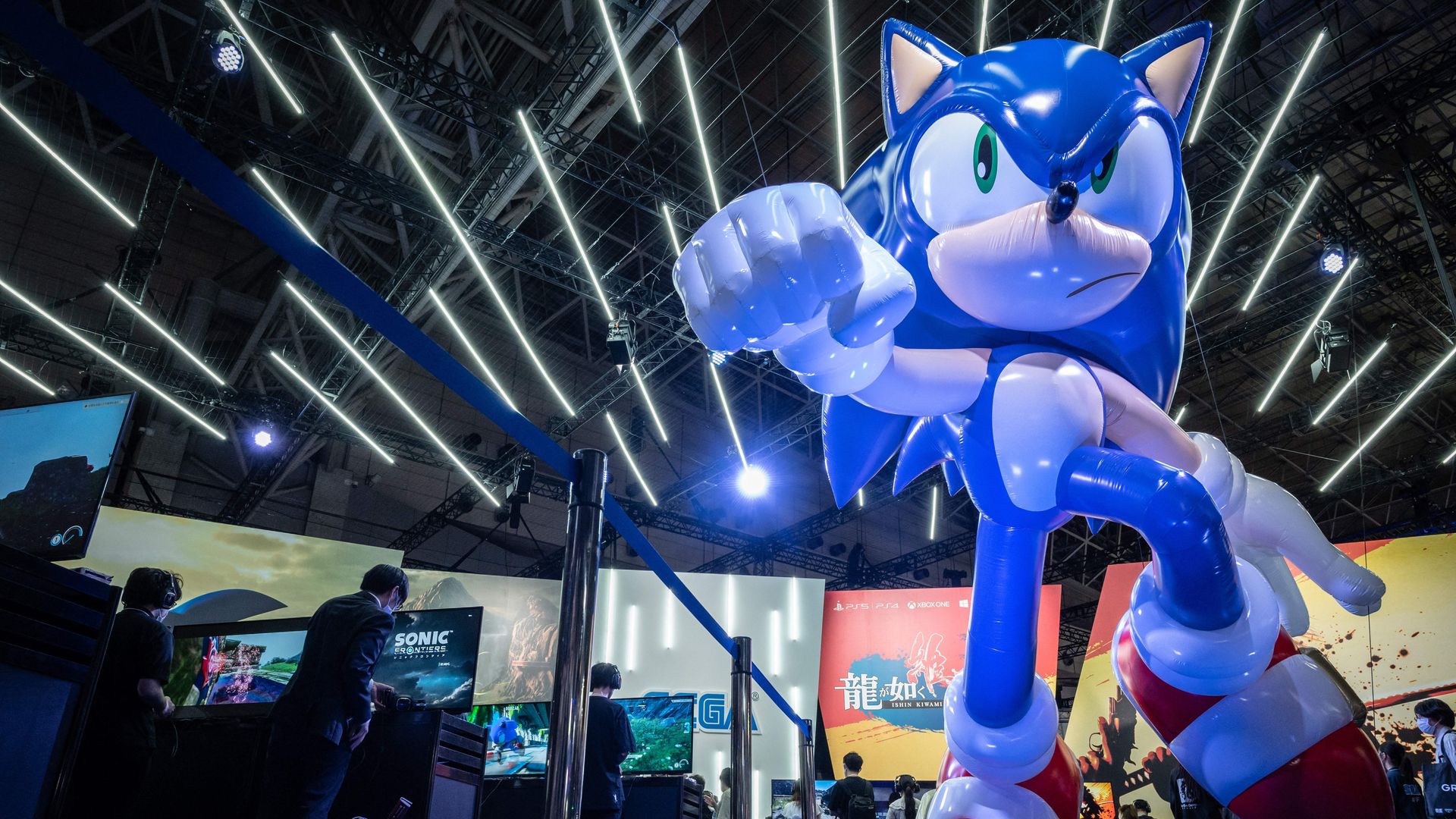 Photo of a large Sonic the Hedgehog balloon at a gaming convention