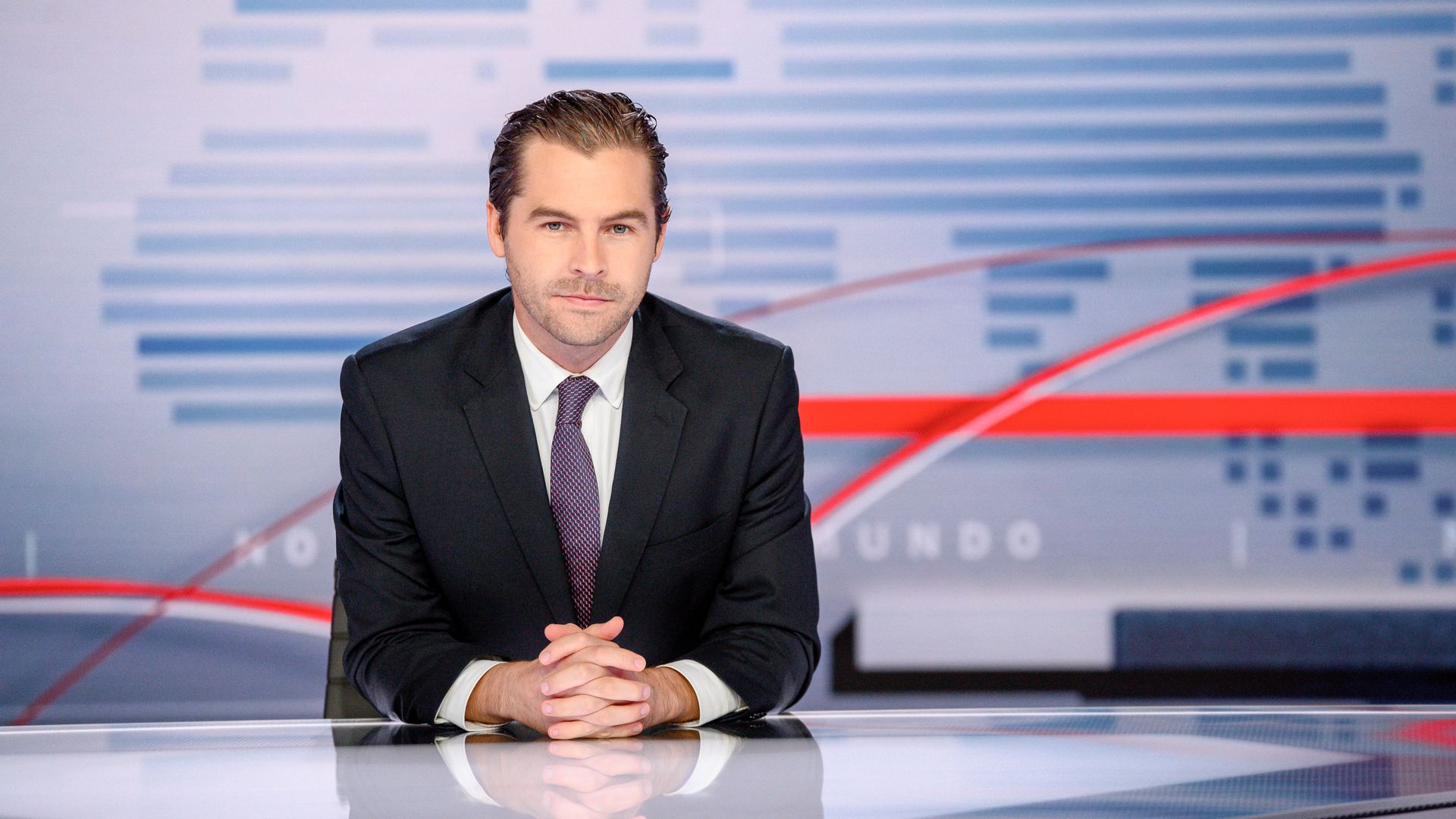  Julio Vaqueiro sits at the desk of “Noticias Telemundo.”