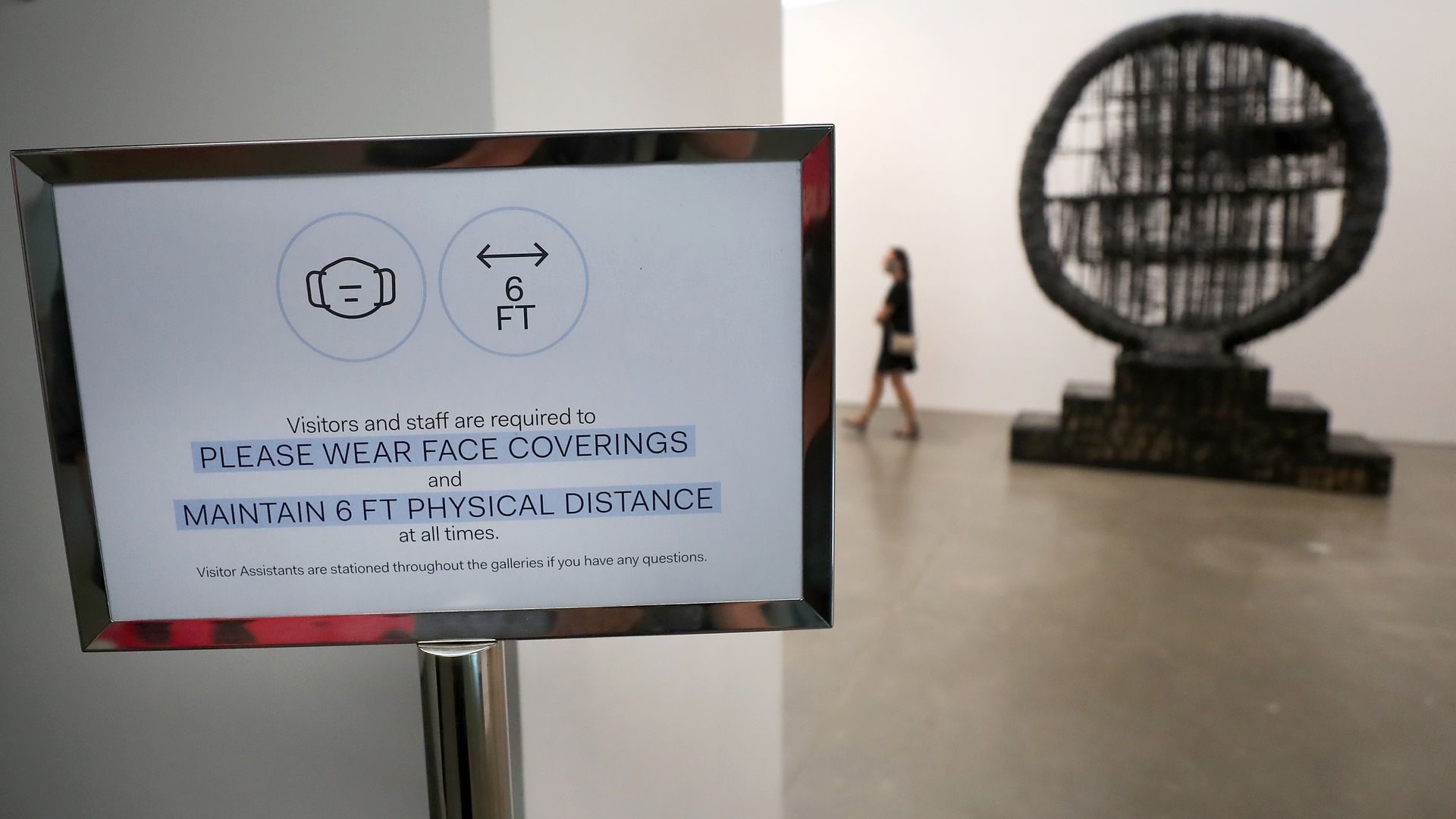 sign asking for social distancing