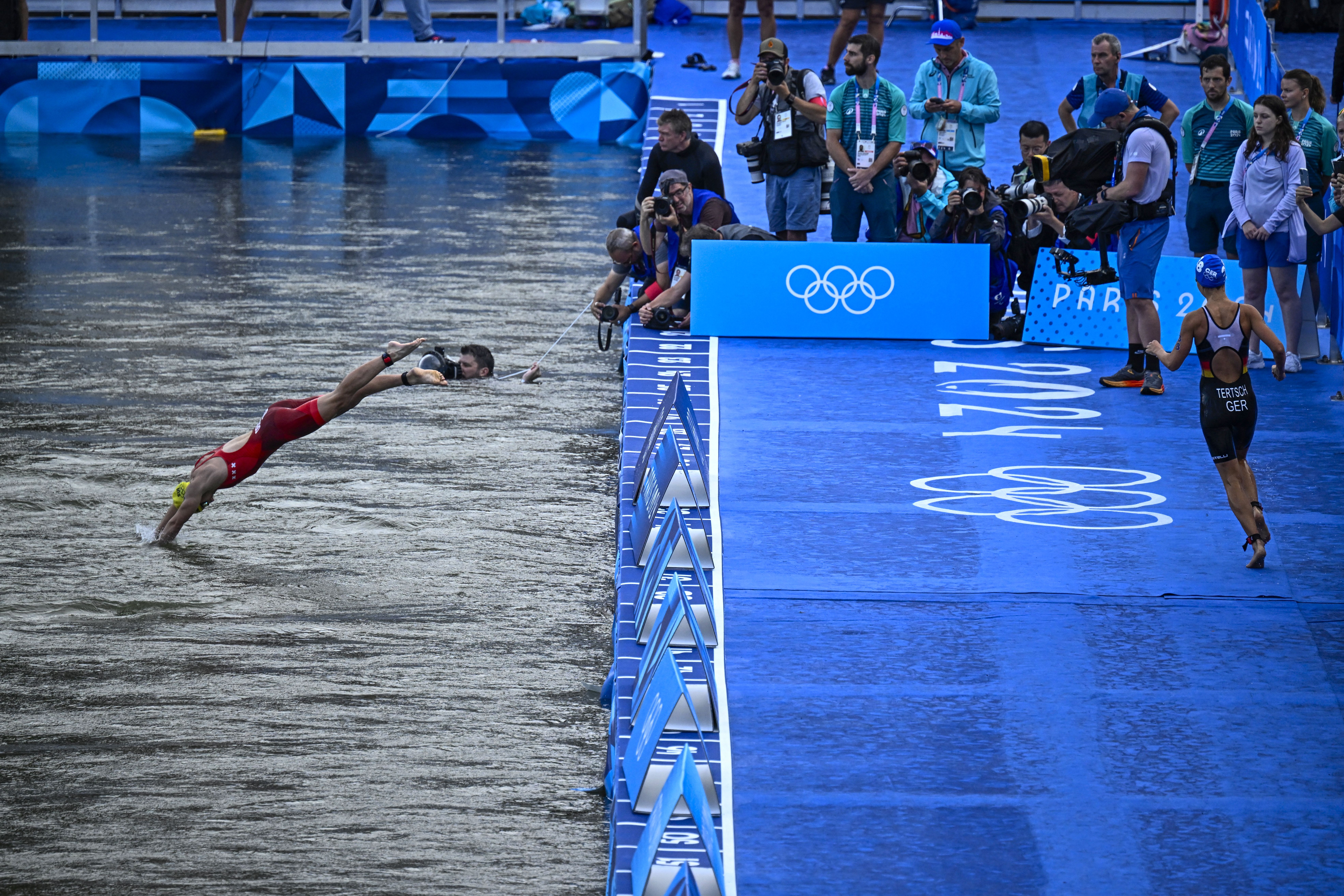 Athlete dives into Seine