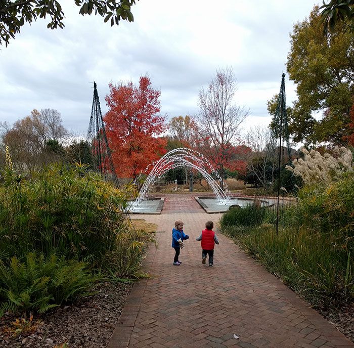 daniel-stowe-arch-fountains