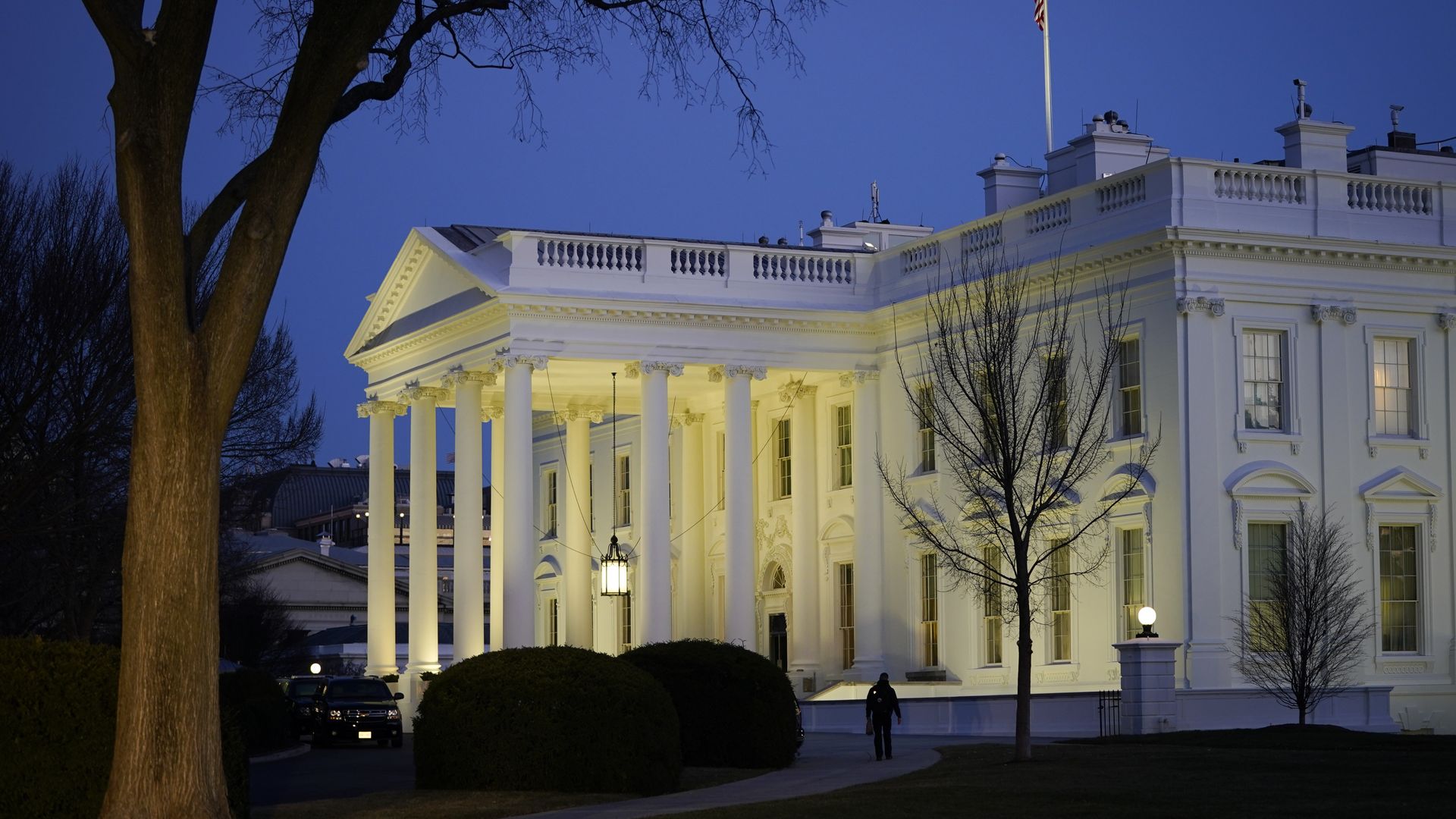 Picture of the White House taken at night