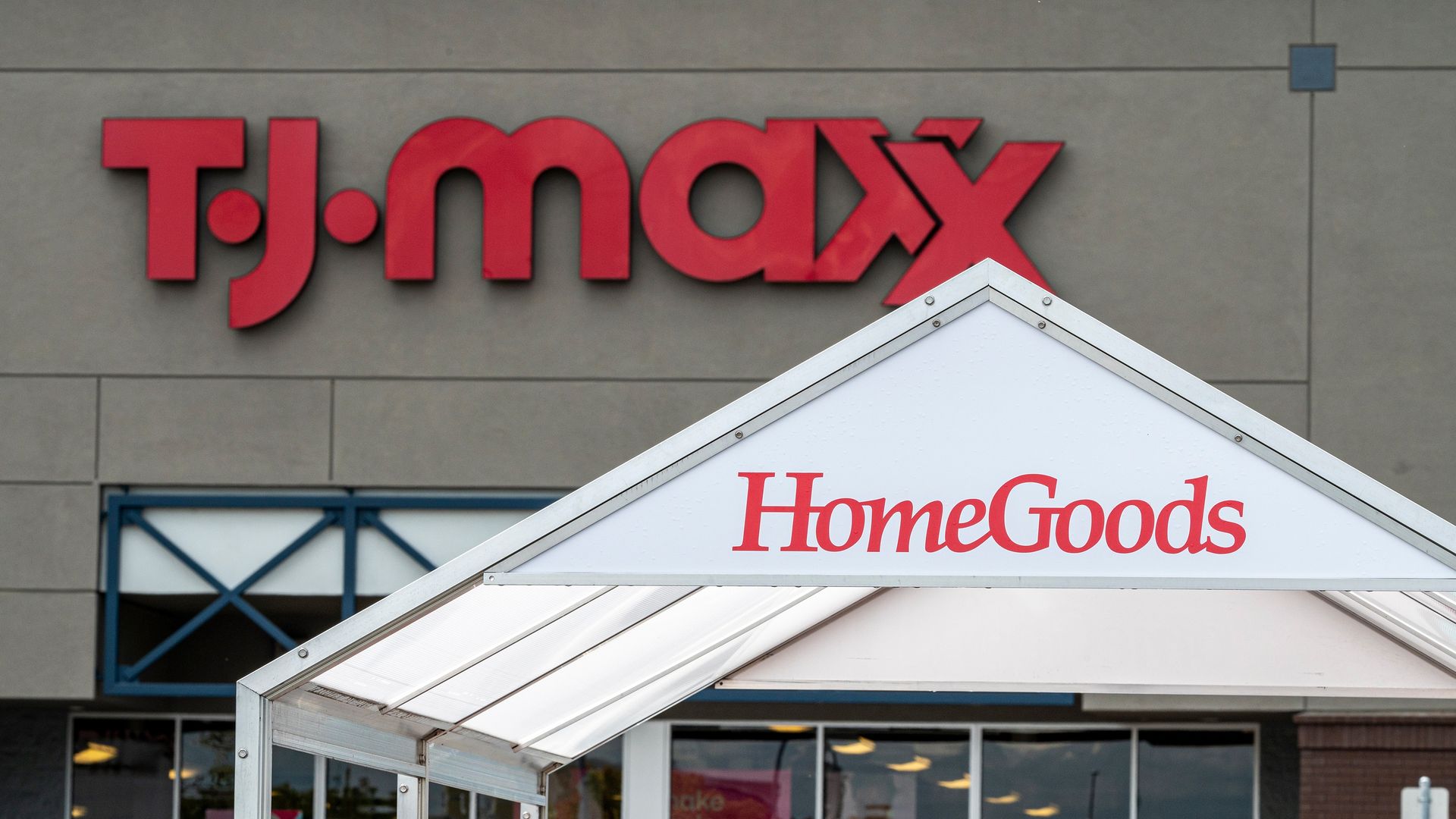 Exterior of a TJ Maxx and HomeGoods combo store