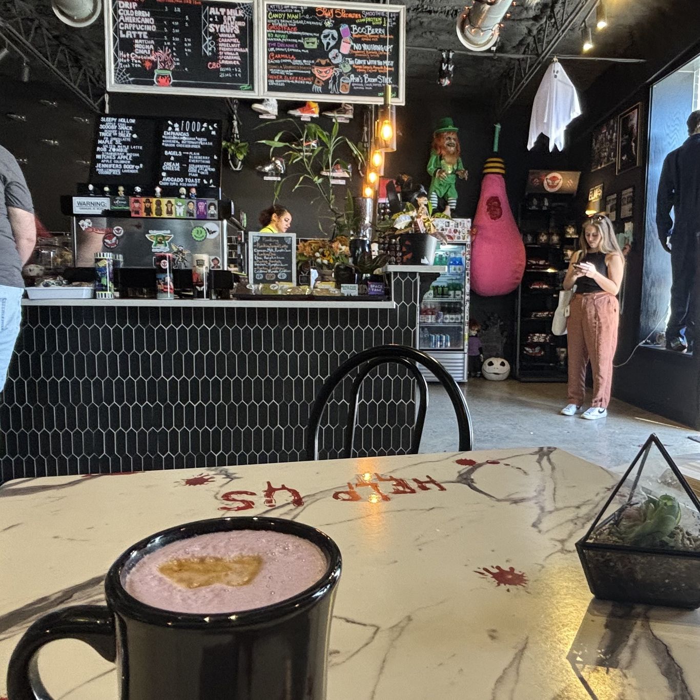 激レア　モンスターハイ Creepy Cool Coffee House Fountain Square's Black House Cafe is the perfect spooky season