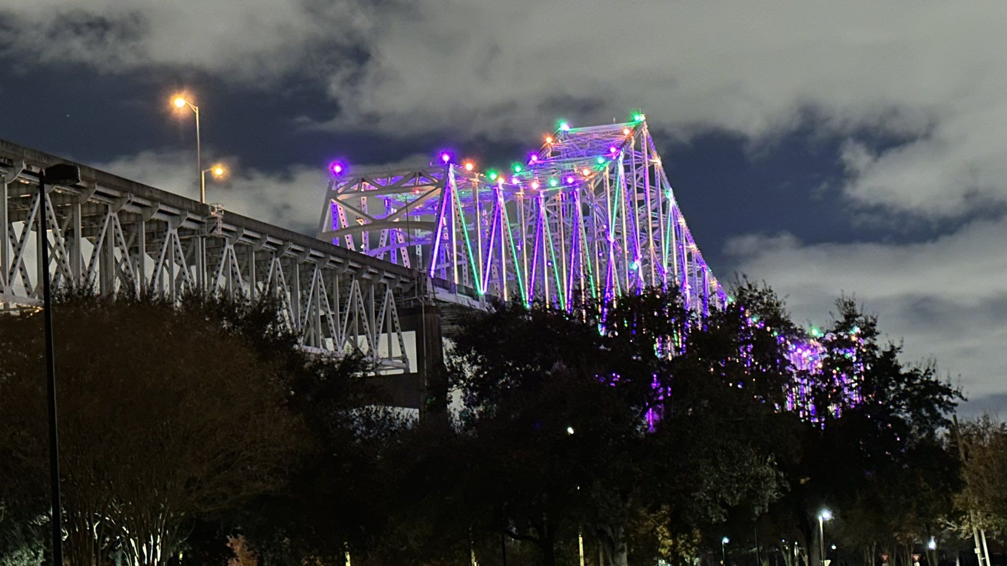 Plan in place to light up Montrose bridges again, image size:2048x1152