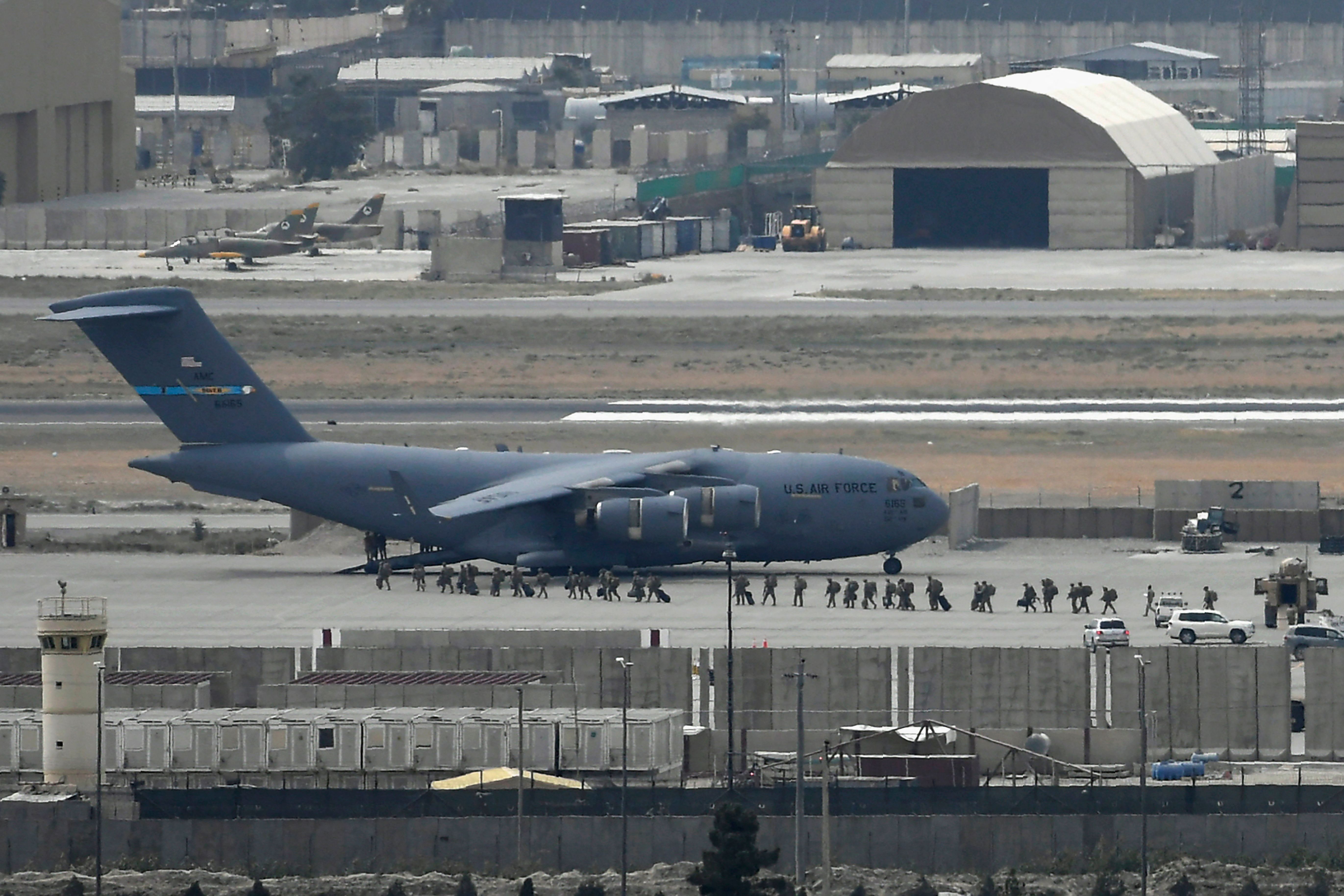  US soldiers board an US Air Force aircraft at the airport in Kabul on August 30