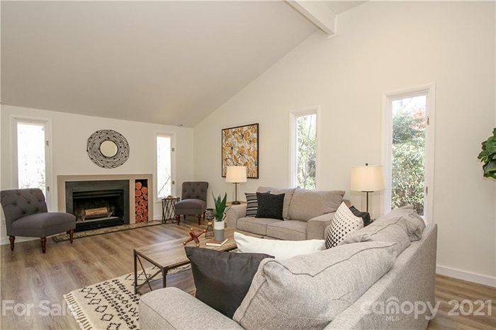 2440 Roundabout Ln living room