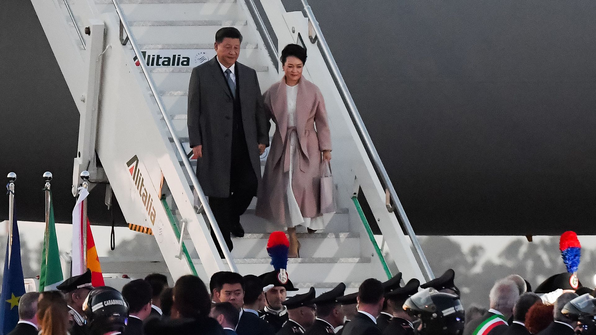 Xi Jinping and his wife deboarding their flight in Italy