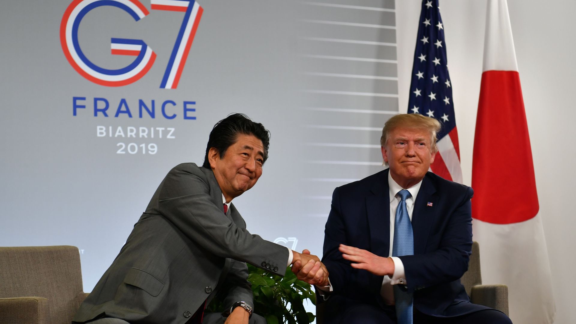 President Donald Trump (R) shakes hands with Japan's Prime Minister Shinzo Abe 