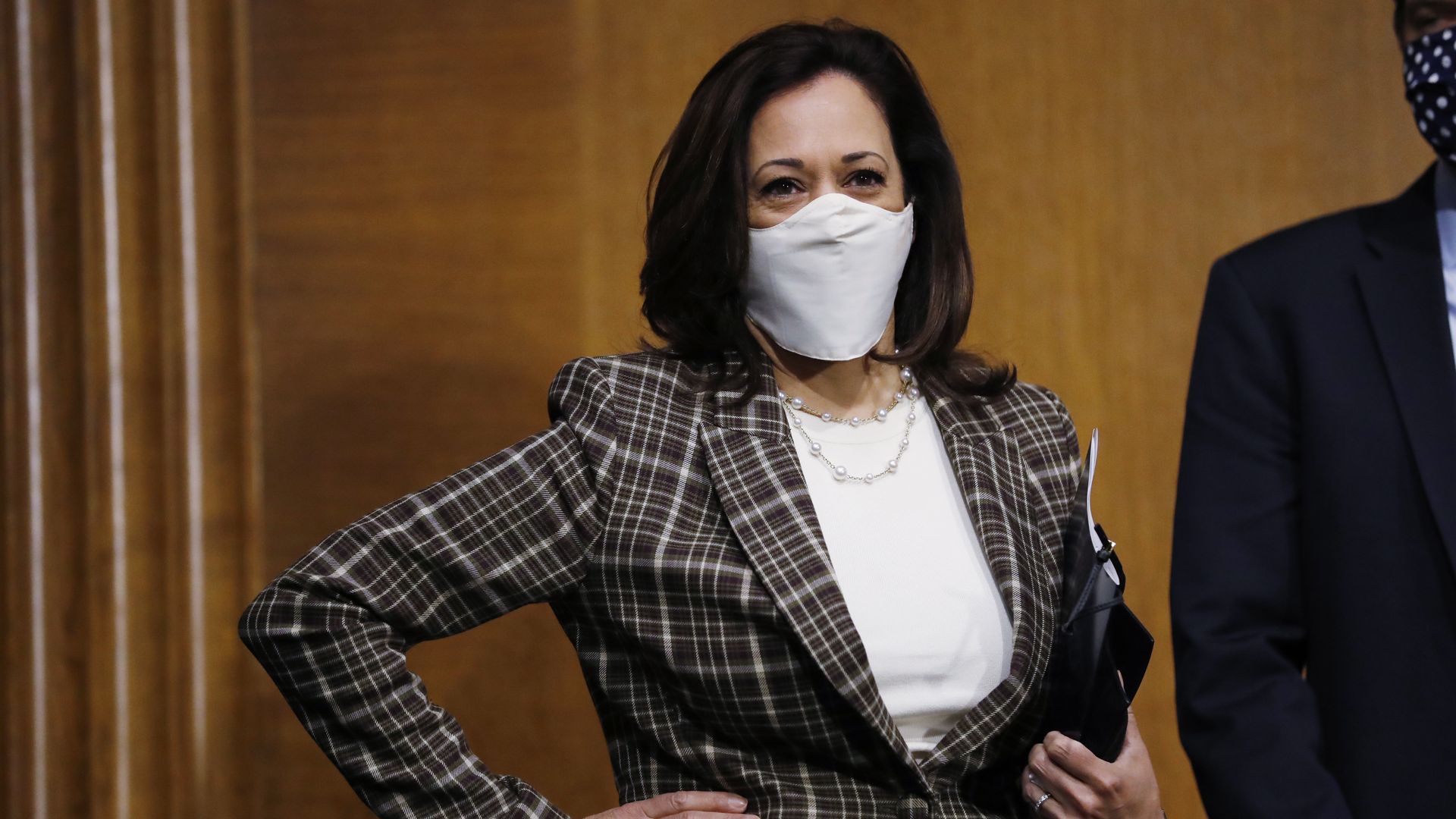  Sen. Kamala Harris wearing a face mask at Congress