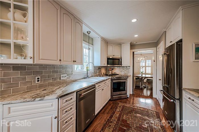 535 Ellsworth Rd kitchen