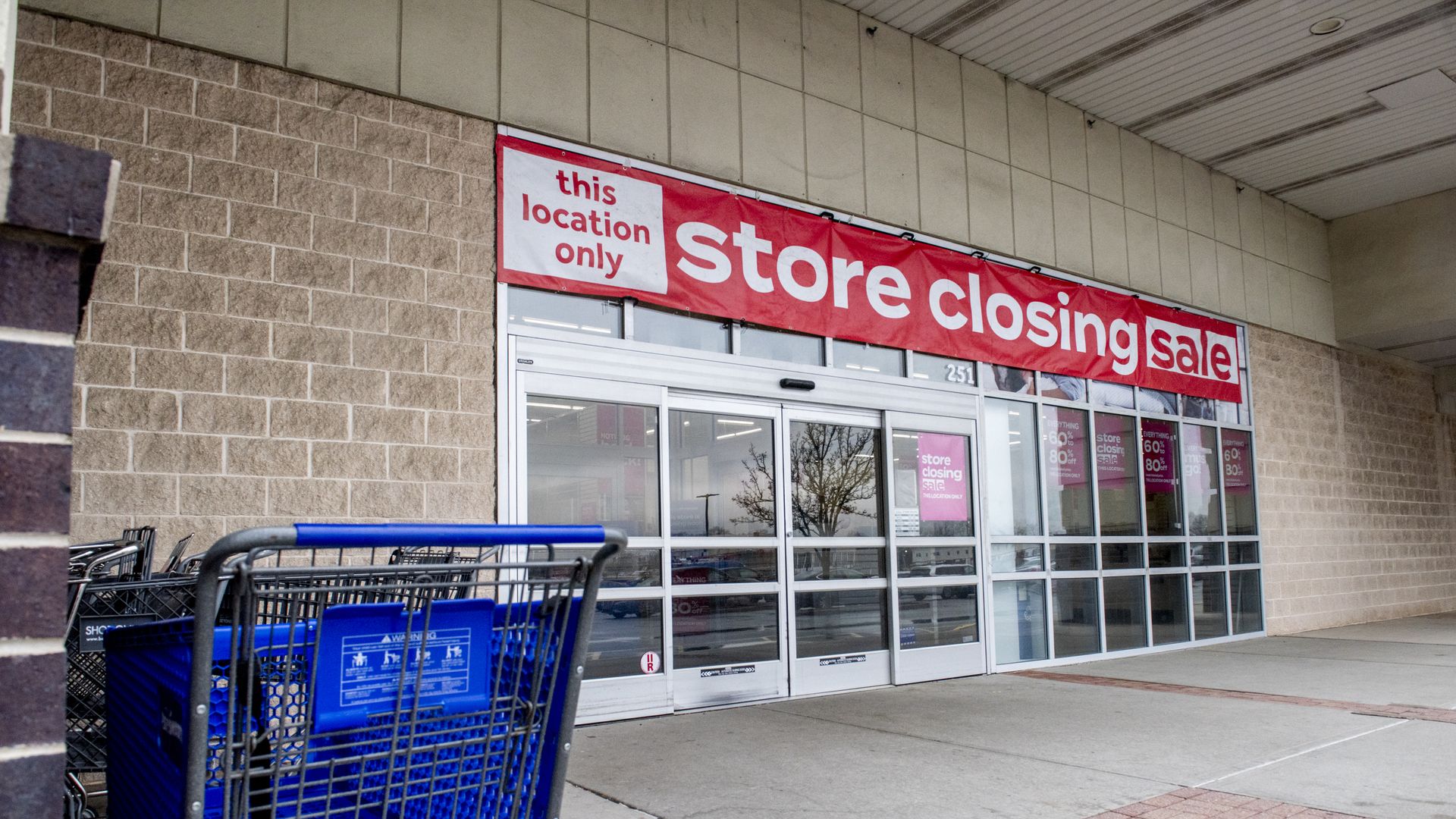 Image of BBBY storefront with store closing sale sign
