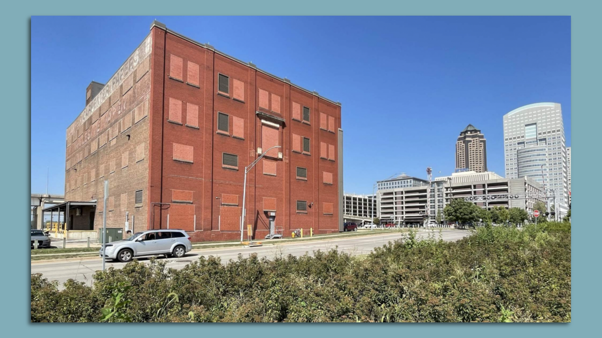 A photo fo Carpenter Paper Warehouse in Des Moines.