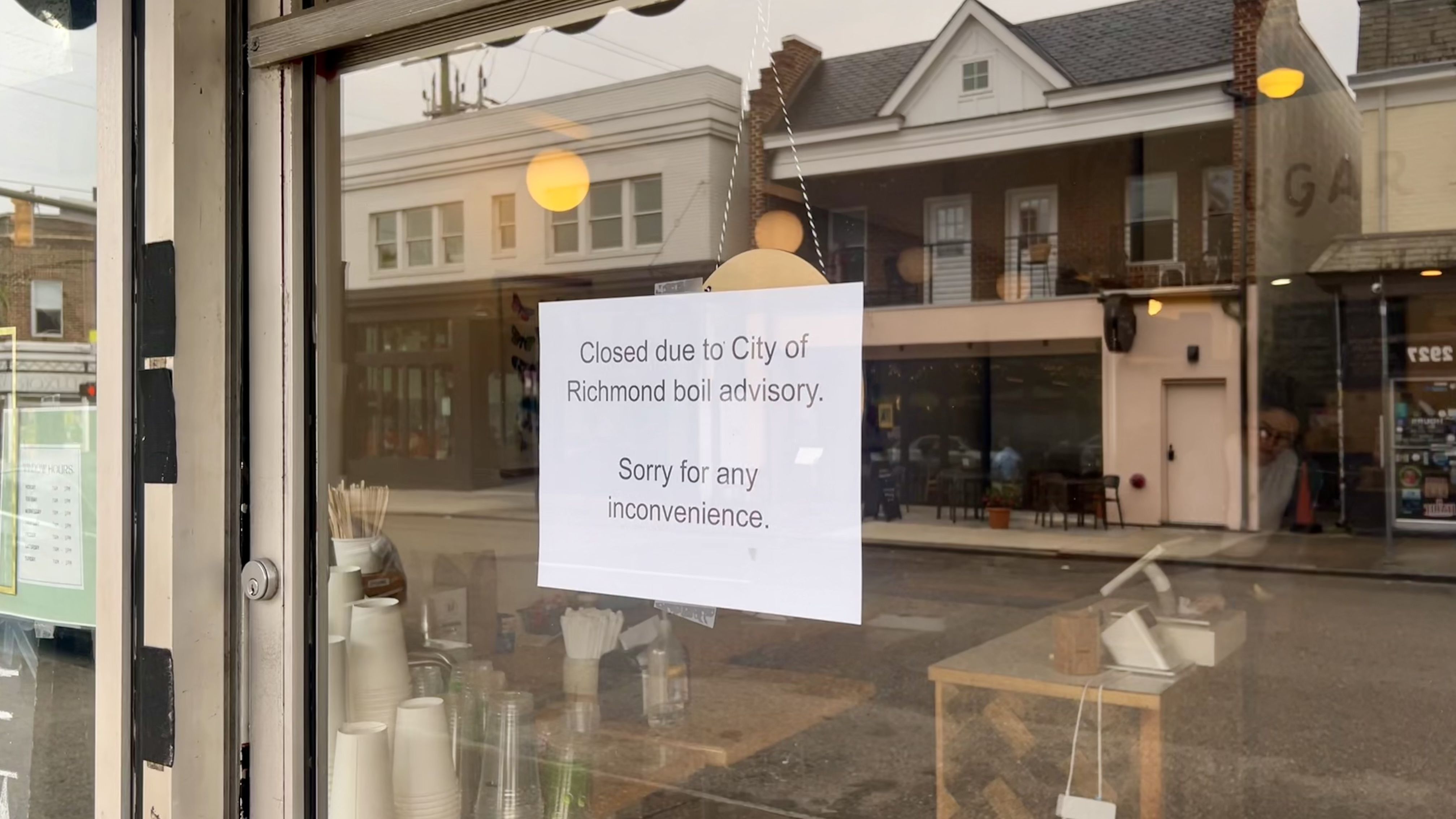 a sign that says "closed due to city of richmond boil advisory. sorry for any inconvenience"
