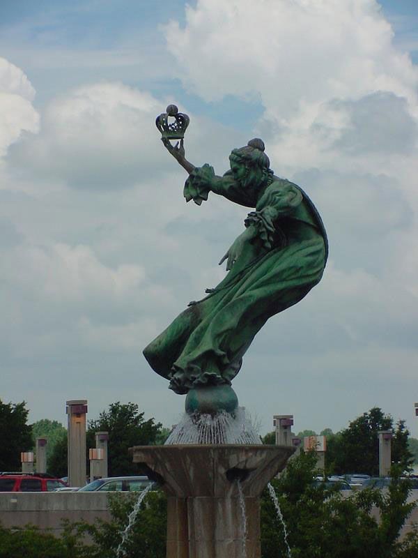 queen charlotte statue