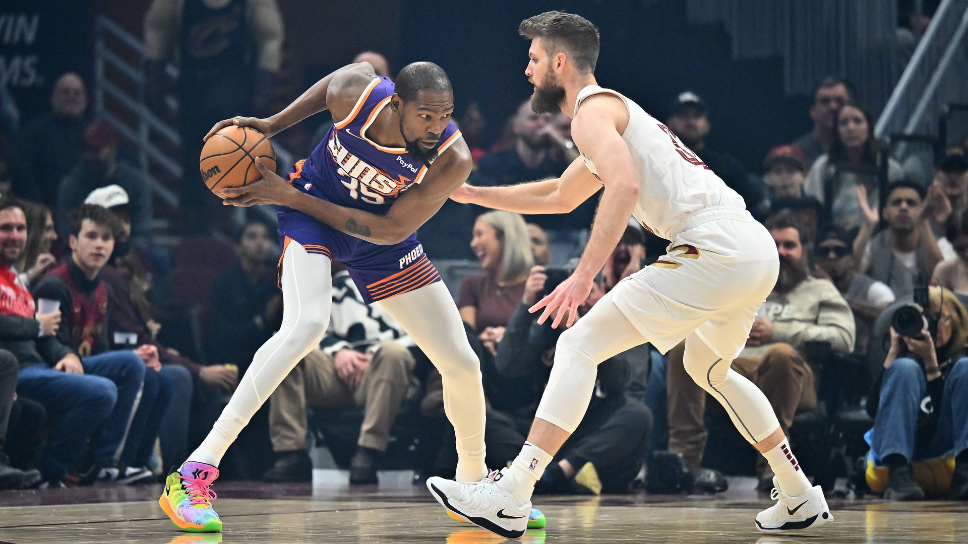 Dean Wade guards Kevin Durant in the sport of basketball