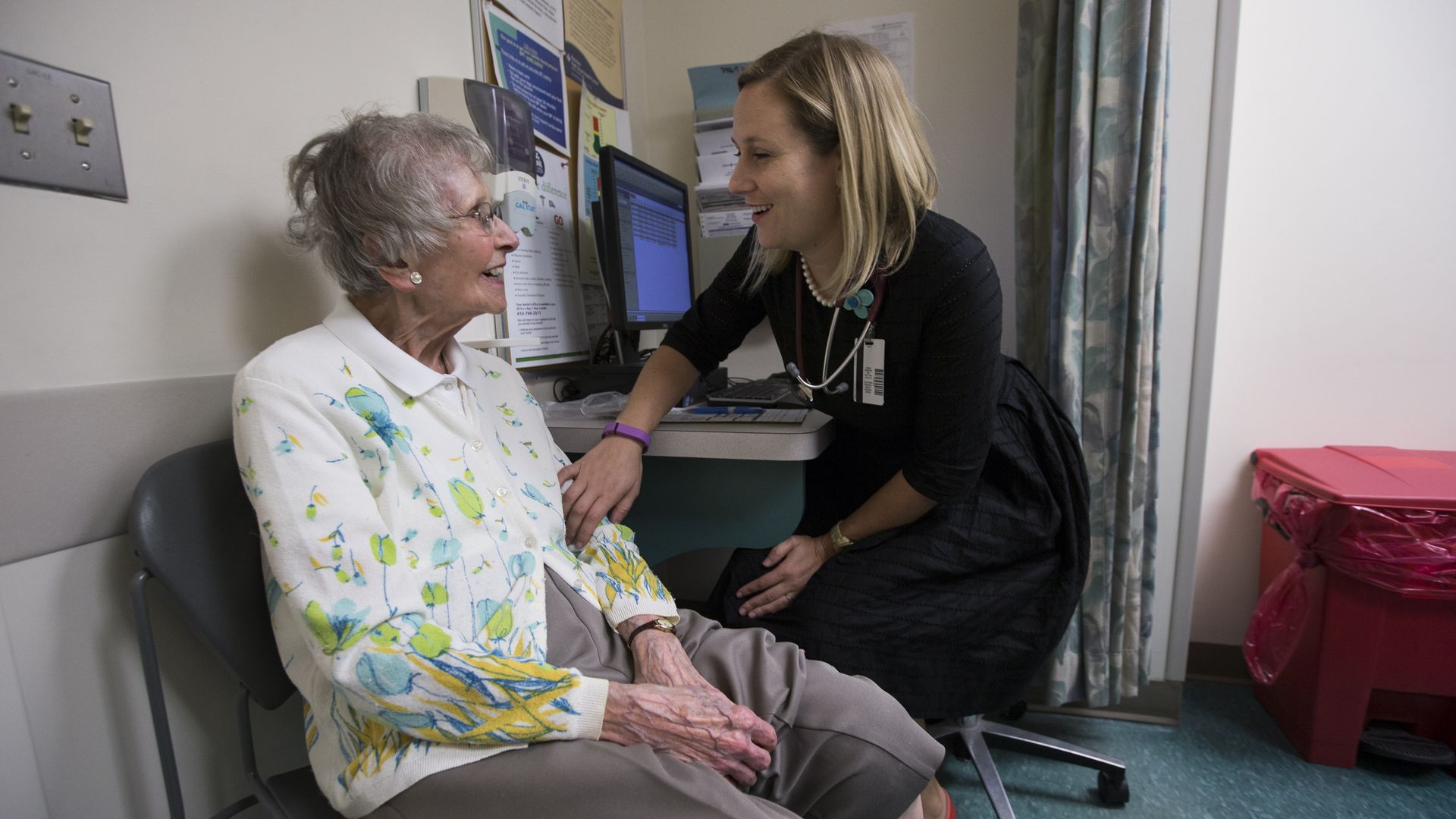 A doctor examines an elderly patient.