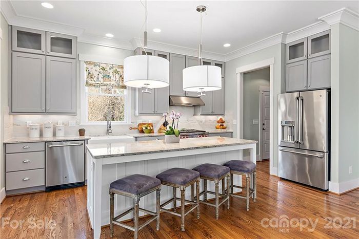 2912 Sharon View Road kitchen