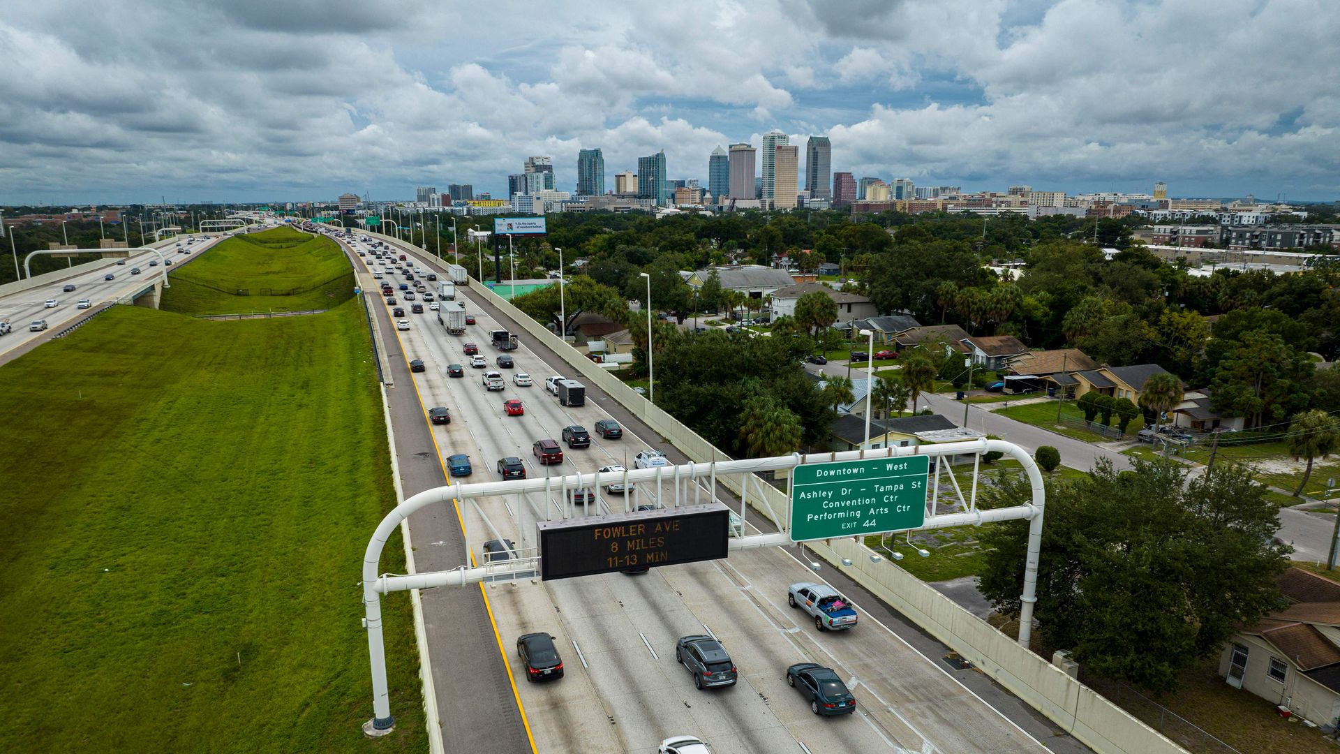 Traffic on a tampa highway with the city skyline in the background.