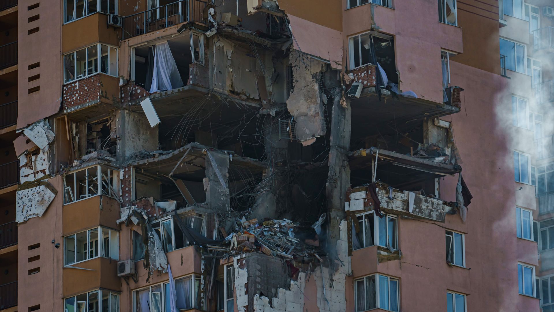 Apartment building bombed