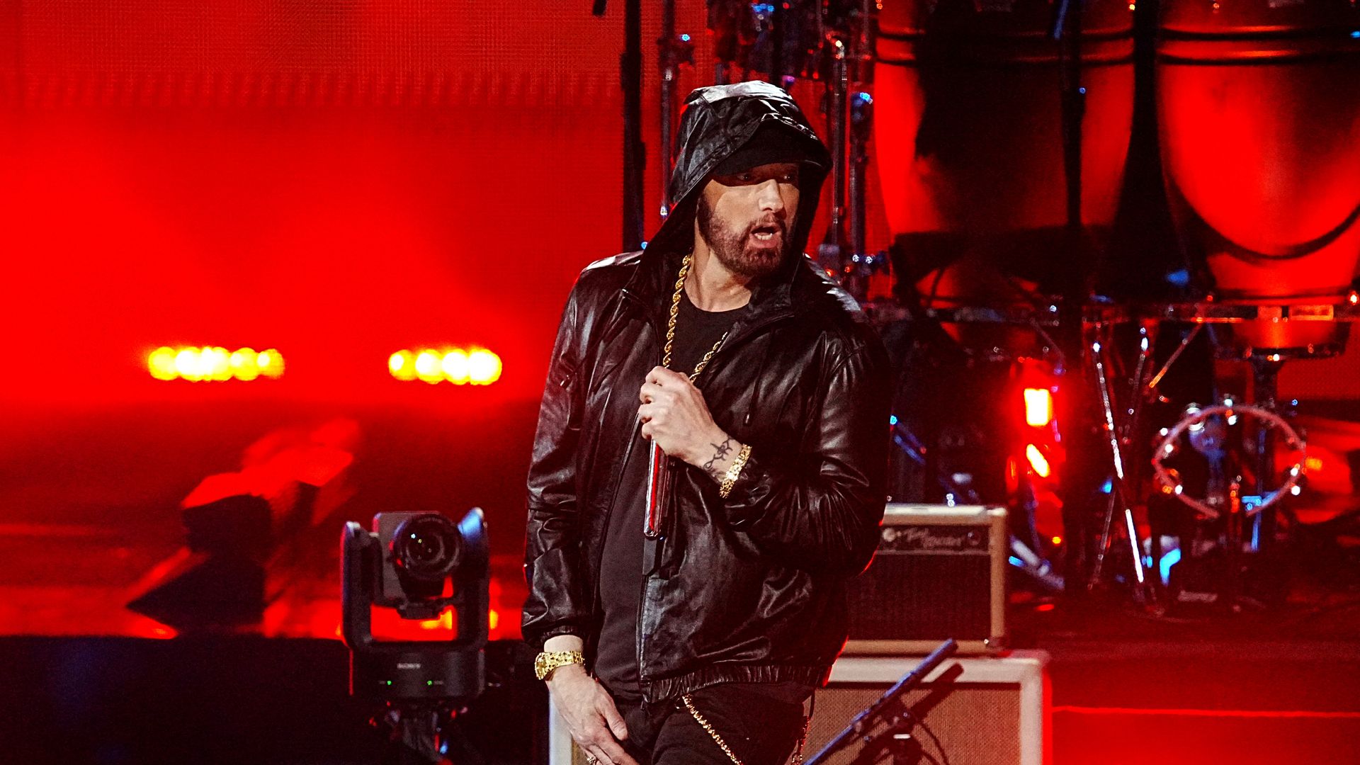  Inductee Eminem performs on stage during the 37th Annual Rock & Roll Hall Of Fame Induction Ceremony at Microsoft Theater on November 05, 2022 in Los Angeles, California. 
