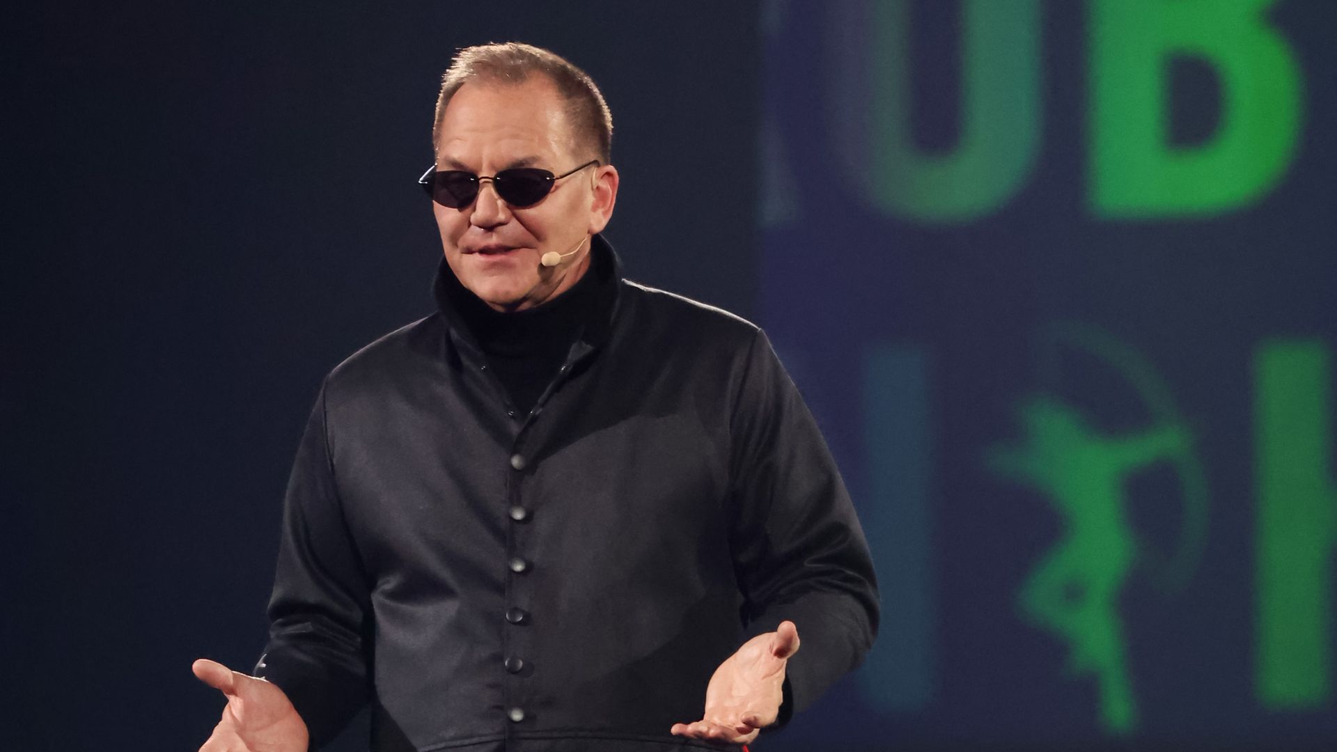 Paul Tudor Jones wearing sunglasses and speaking