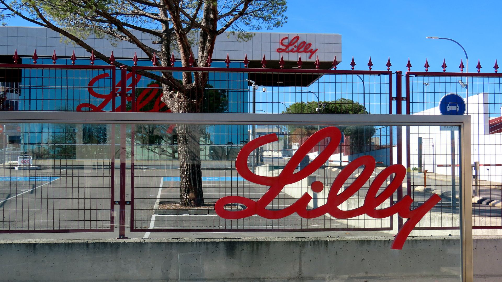 Photo of the outdoor campus of the company Eli Lilly