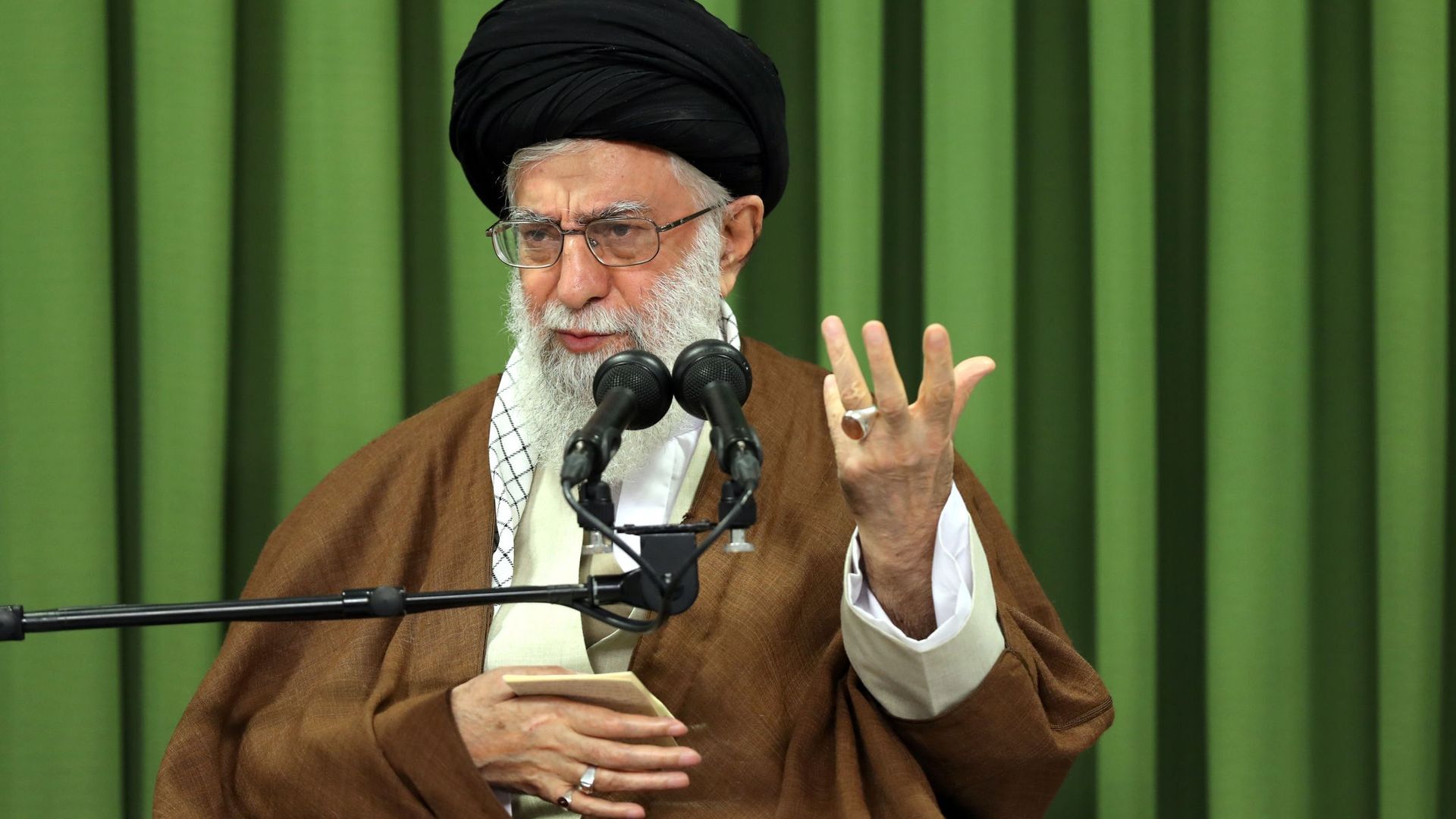  Iran's Supreme Leader Ayatollah Ali Khamanei speaks during his meeting with students in Tehran, Iran on October 18, 2017. 