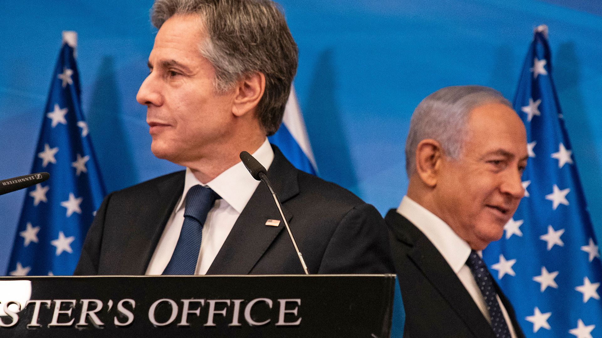 Picture of Benjamin Netanyahu standing behind Antony Blinken