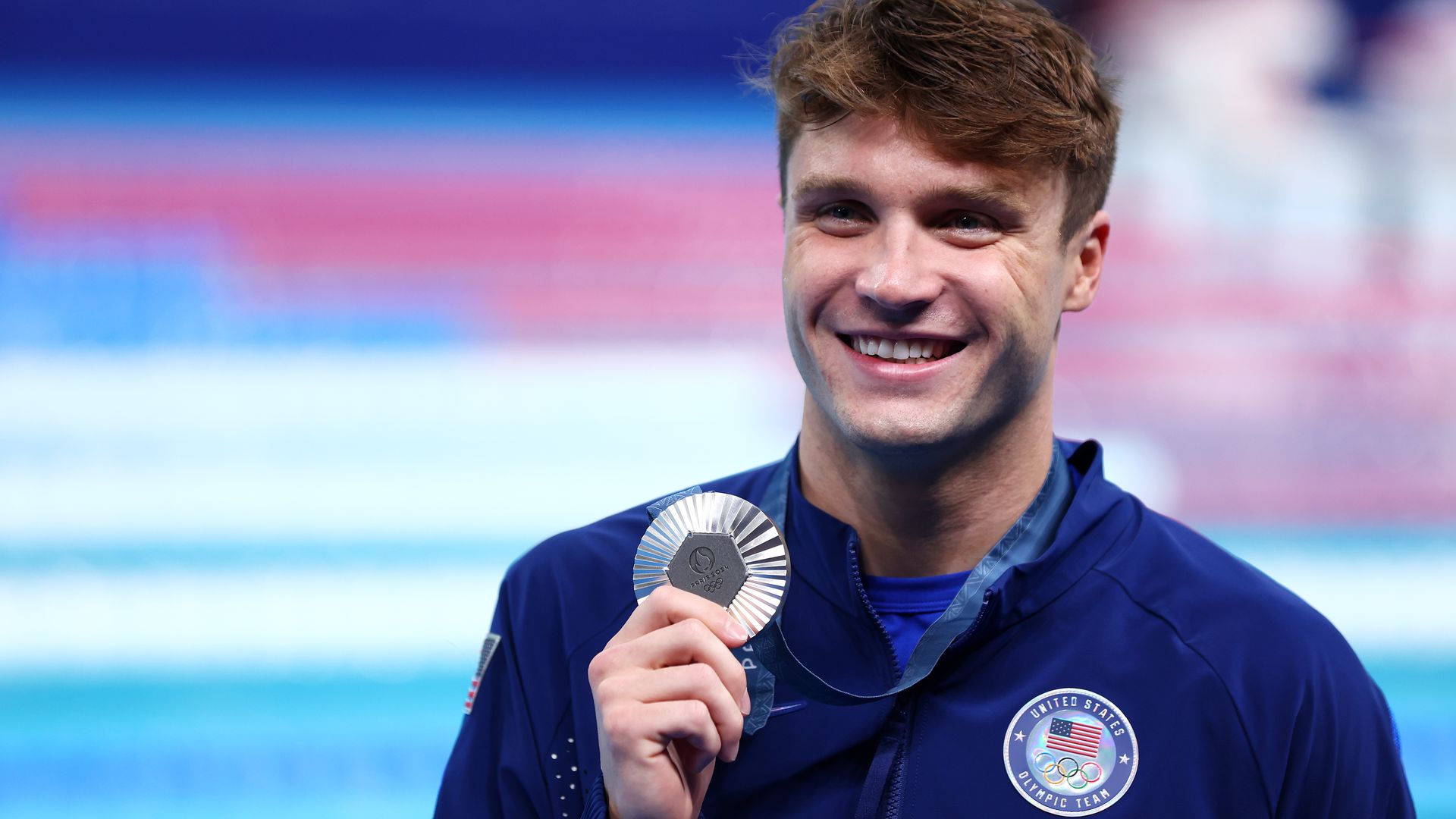 bobby finke smiling holding his silver medal