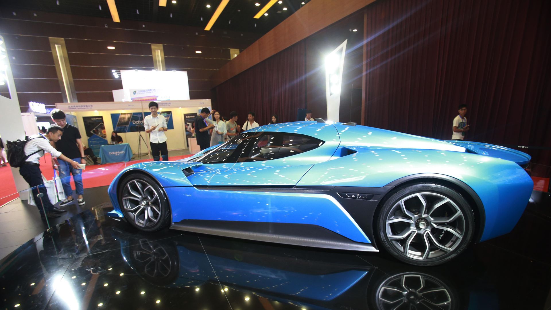 Chinese electric carmaker NIO raises 1 billion in IPO