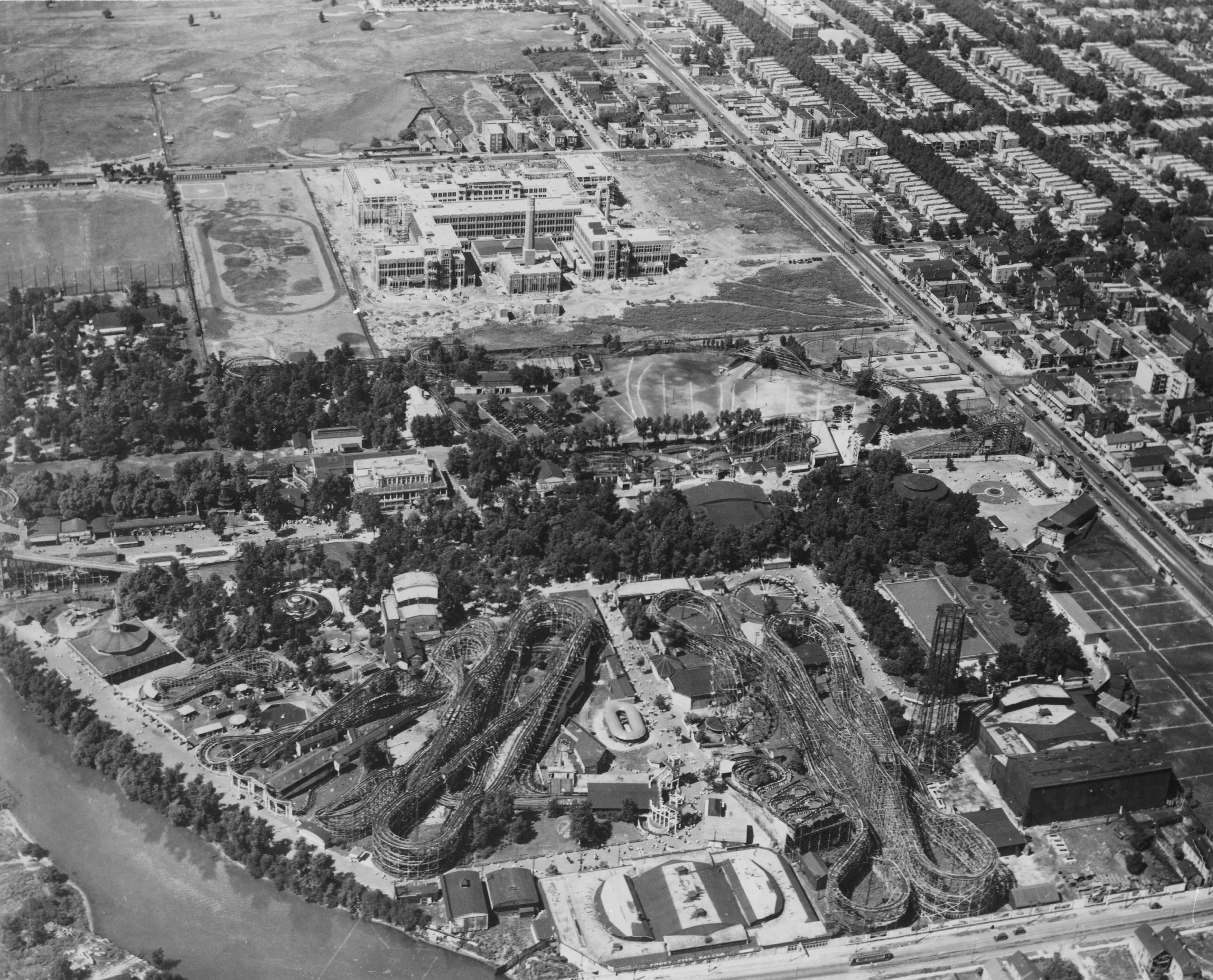 Aerial photo of an amusement park 