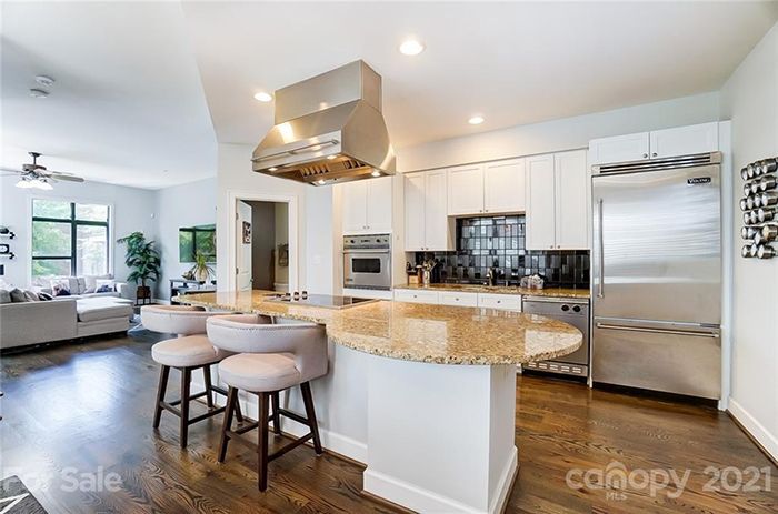 663 10th St E. kitchen