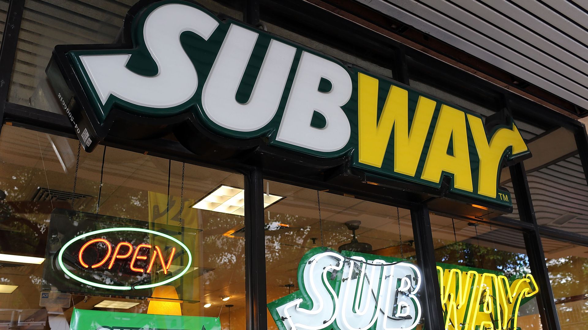 The front of a Subway restaurant store.