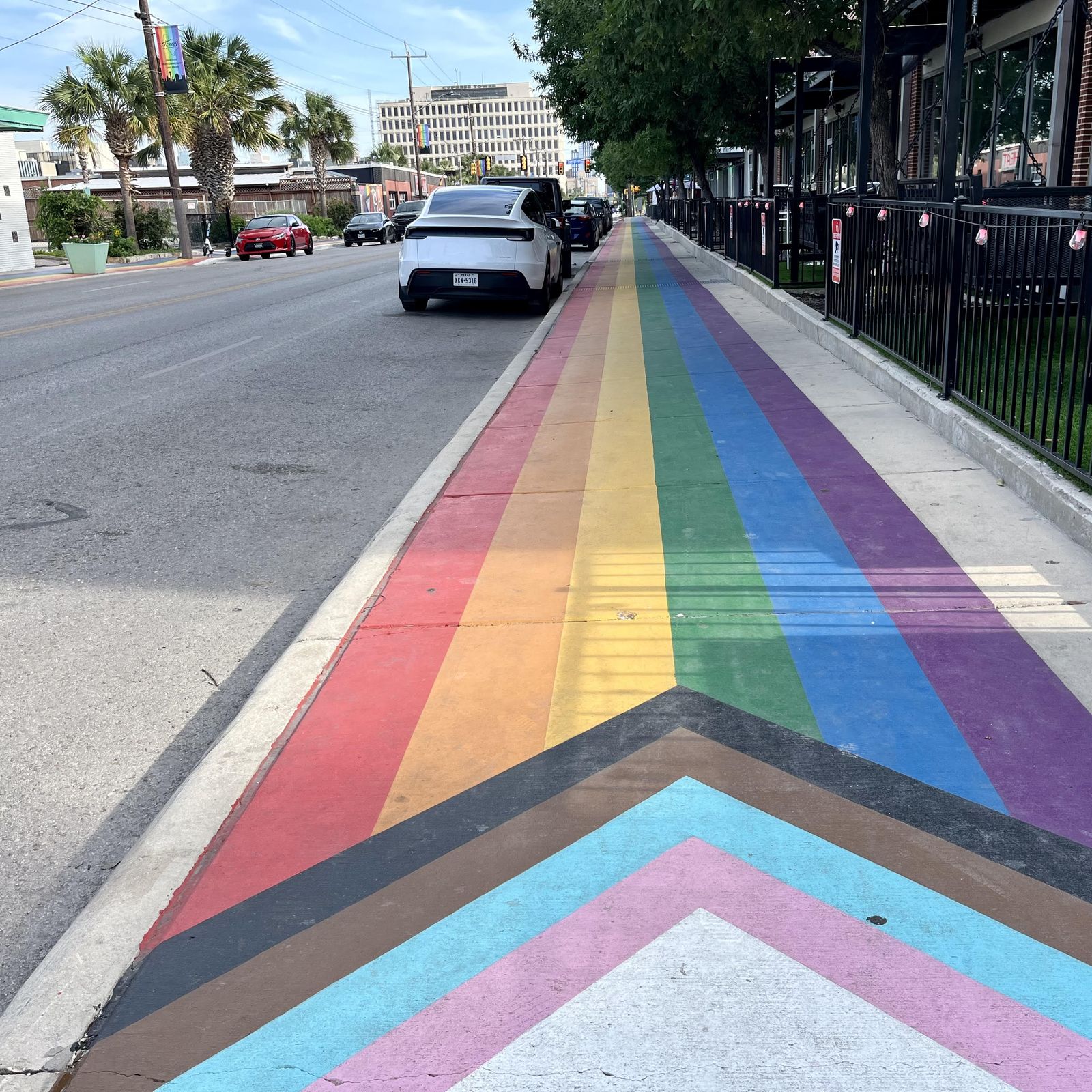 クラウン.st レインボー Main Strip sidewalks carry San Antonio Pride - Axios San Antonio