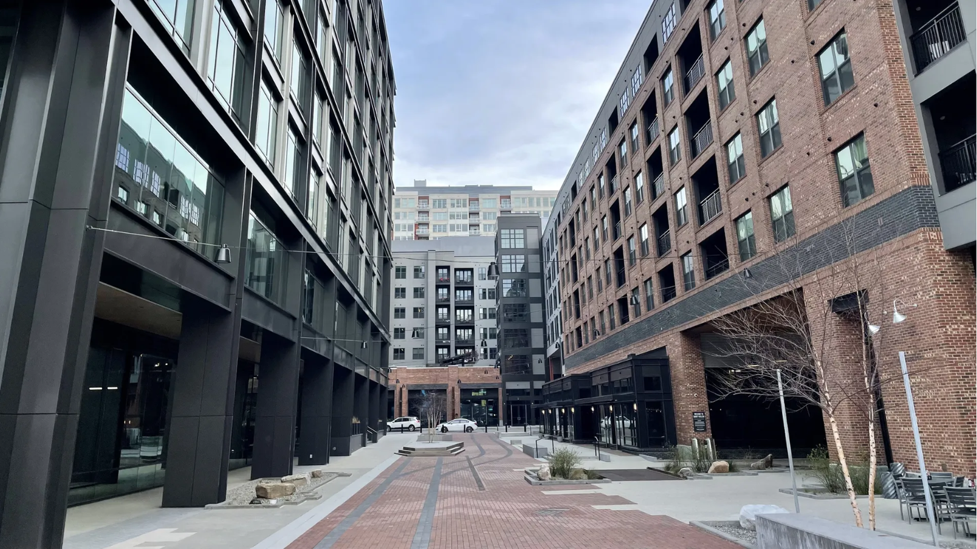 Smoky Hollow's plaza. Photo: Zachery Eanes/Axios