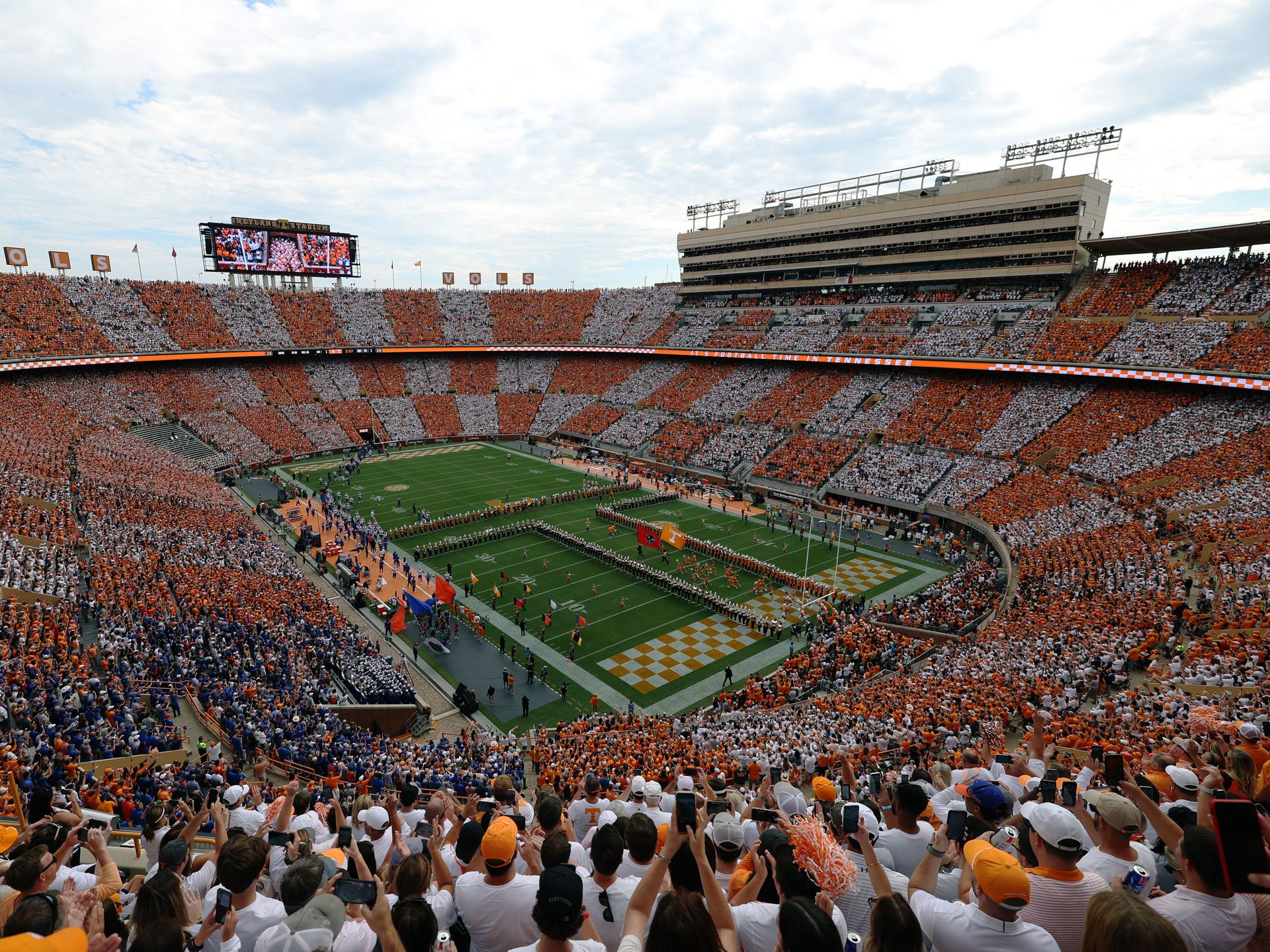college-football-heats-up-with-tennessee-alabama-game-axios-nashville