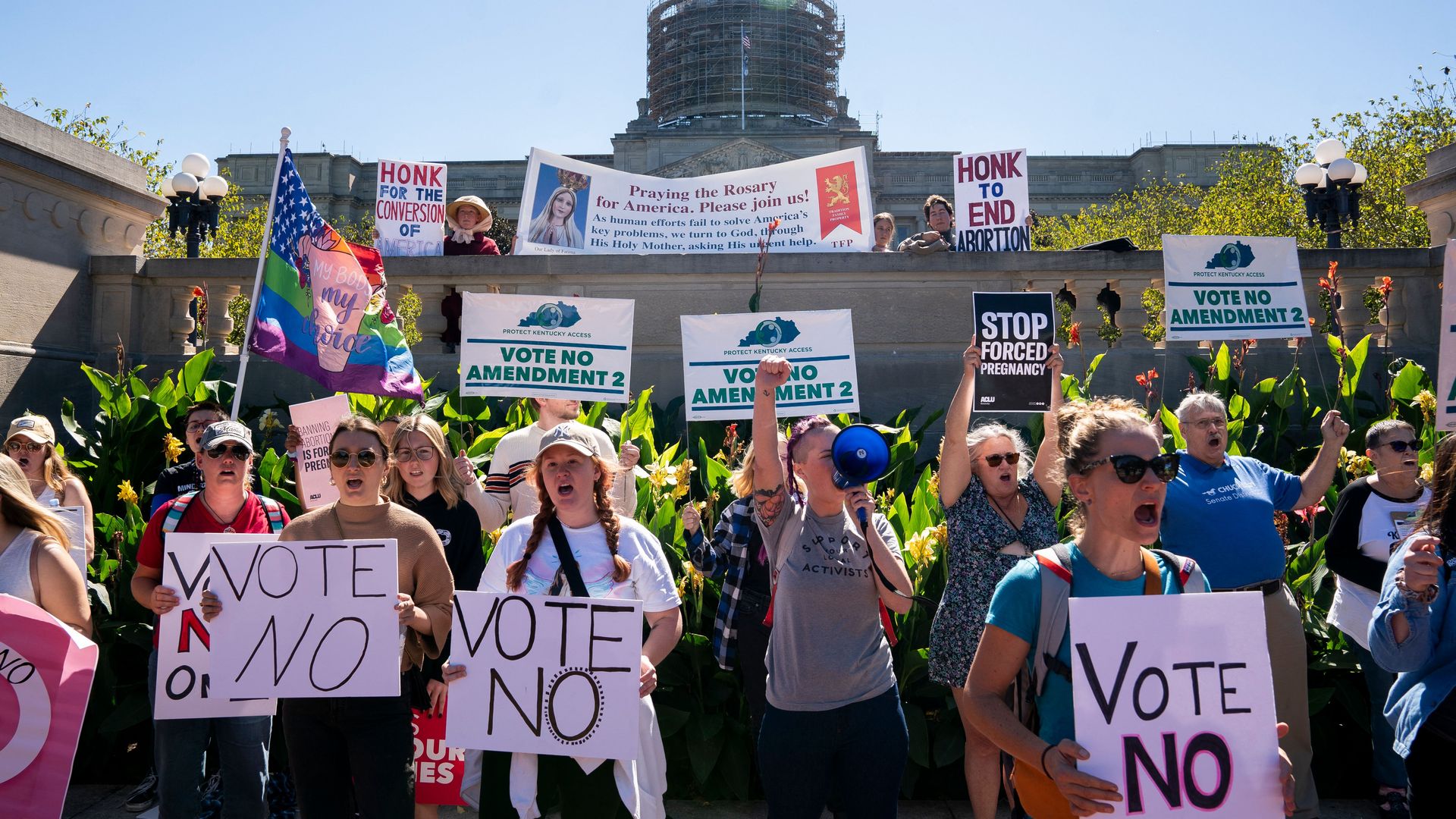 People protesting for and against a constitutional amendment related to abortion in October 2022.