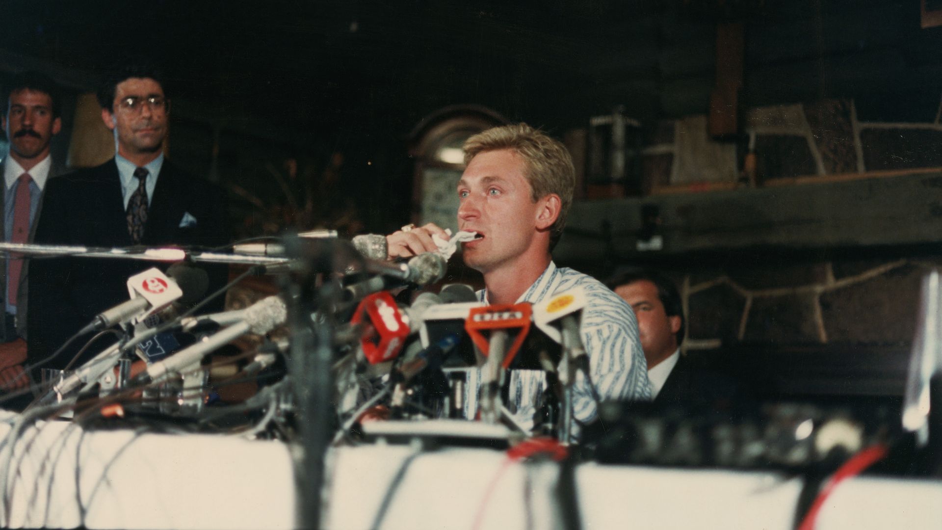 Wayne Gretzky crying at his press conference