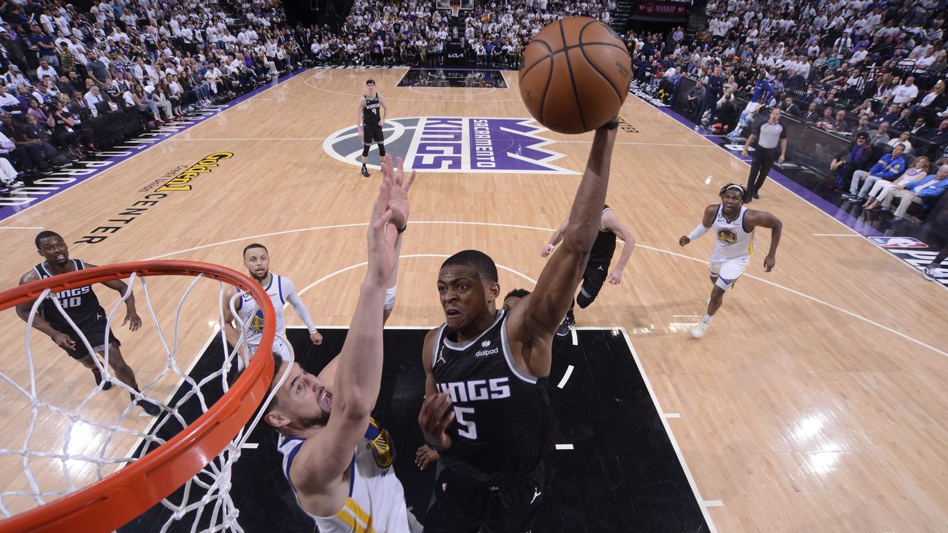 Kings' playoff win ends 17-year drought