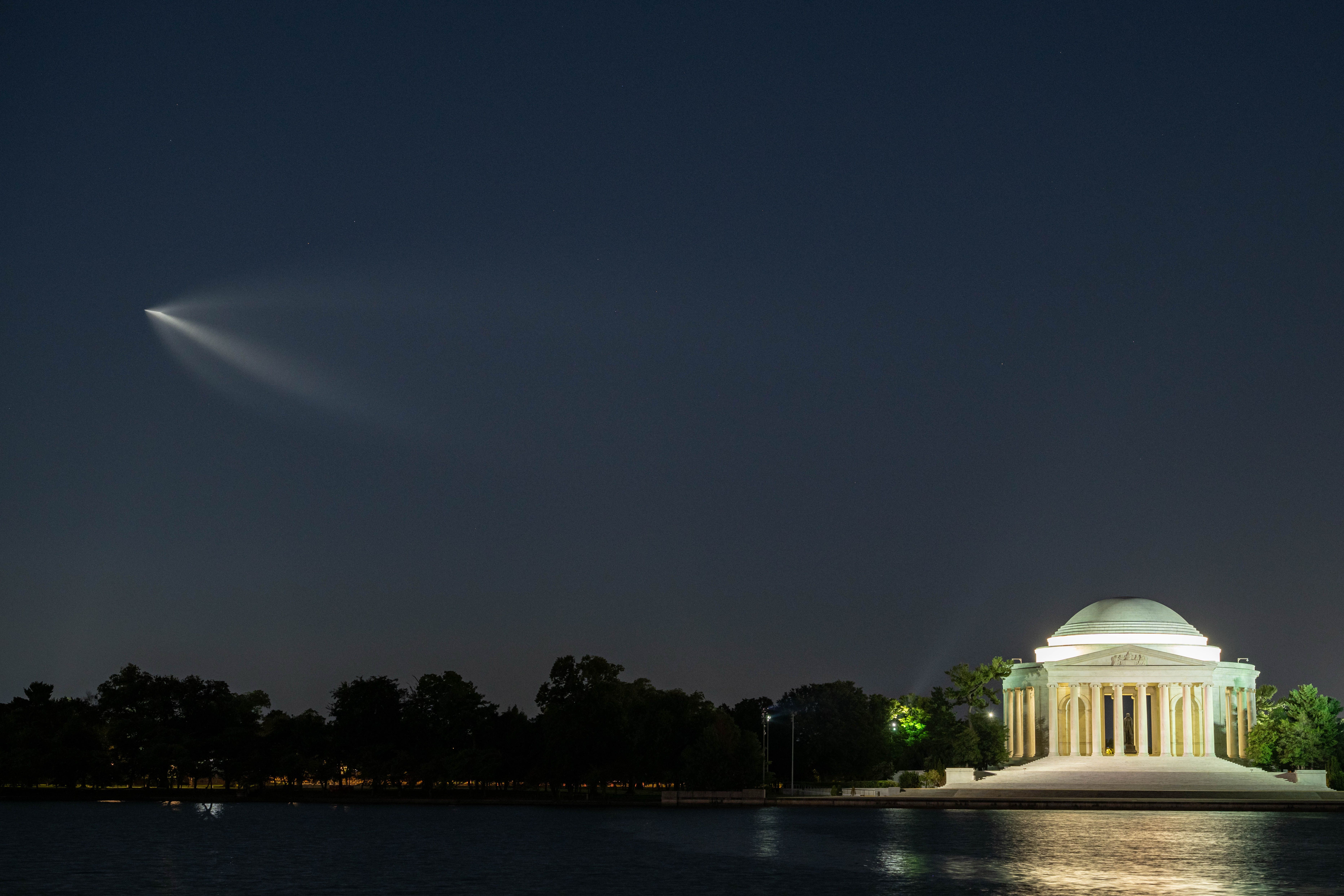 A glowing "jellyfish" effect from a SpaceX Falcon 9 rocket lit the sky over Washington early this morning. 