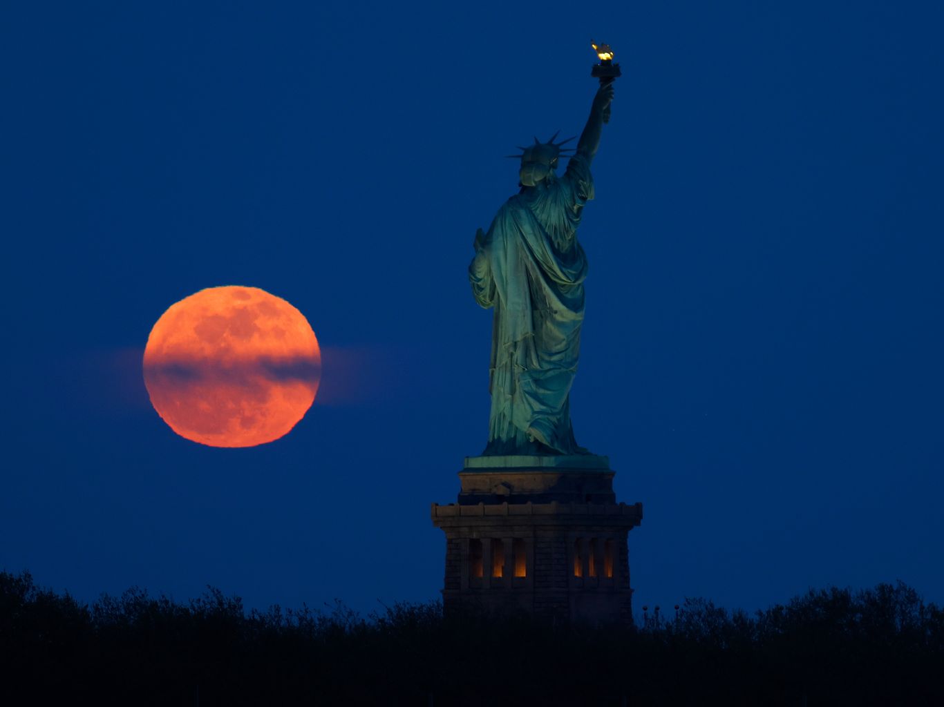 April’s Pink Supermoon in Libra Brings Powerful Energy for Love and Balance
