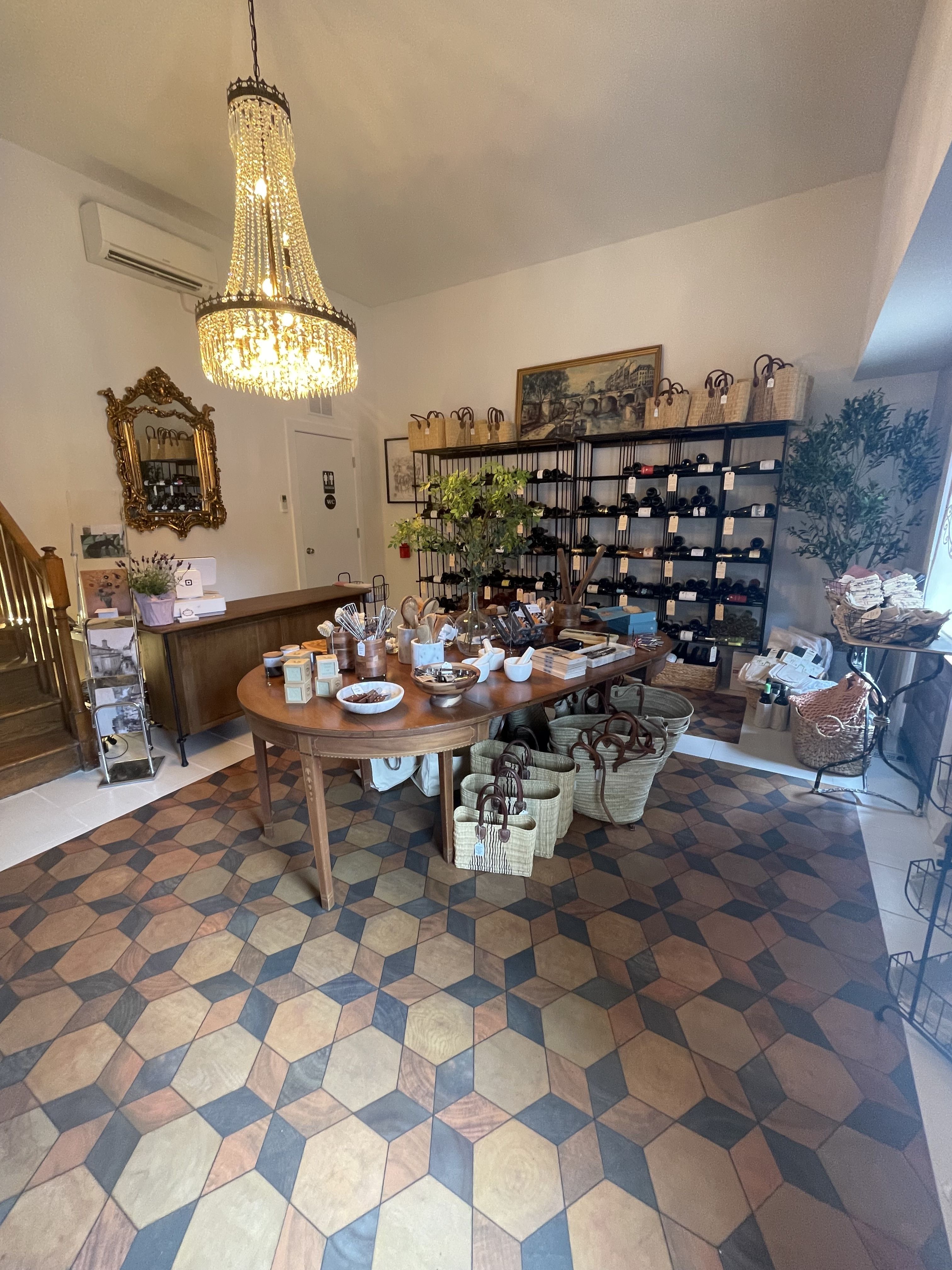 A little table and wine bottles in a shop 